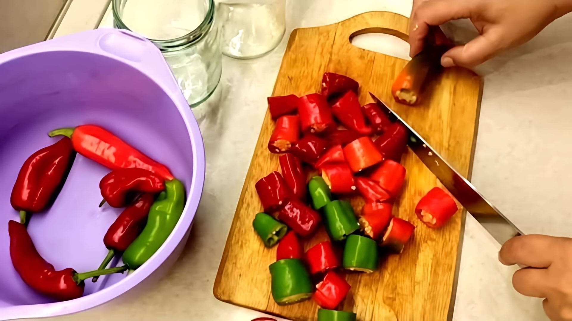 Видео рецепт консервирования острых перцев на зиму с медом