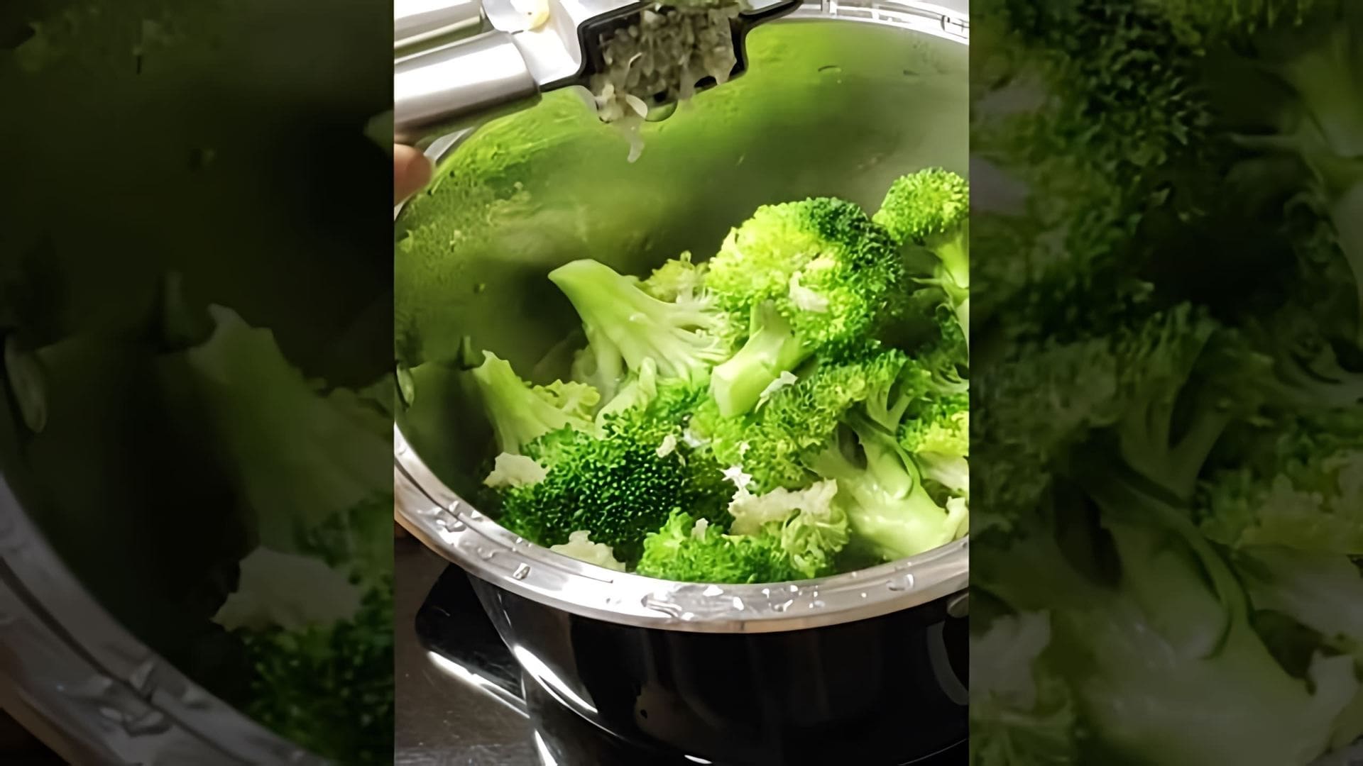 В этом видео-ролике вы увидите, как приготовить брокколи за 3 минуты, используя простые и доступные ингредиенты