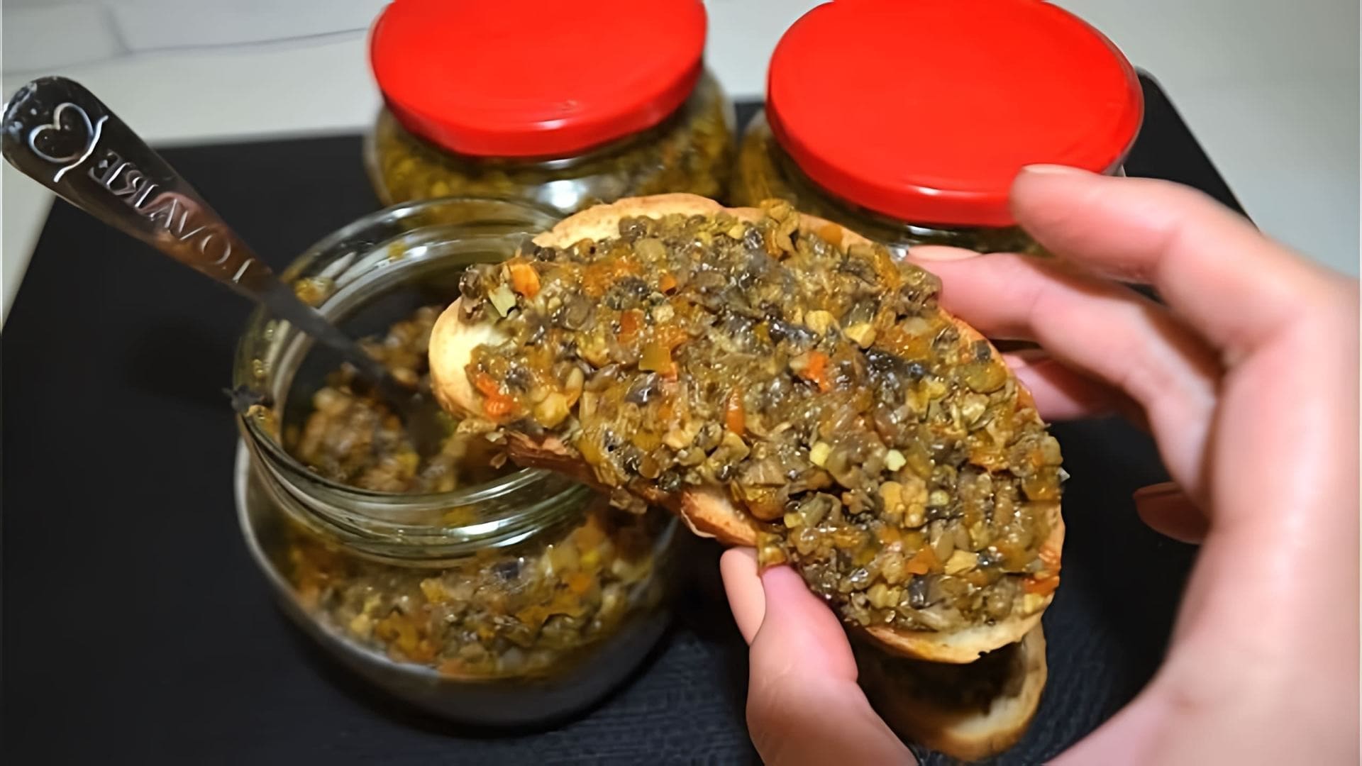 Видео как приготовить домашнюю грибную паштет или "грибную икру", которая описывается как невероятно вкусное угощение