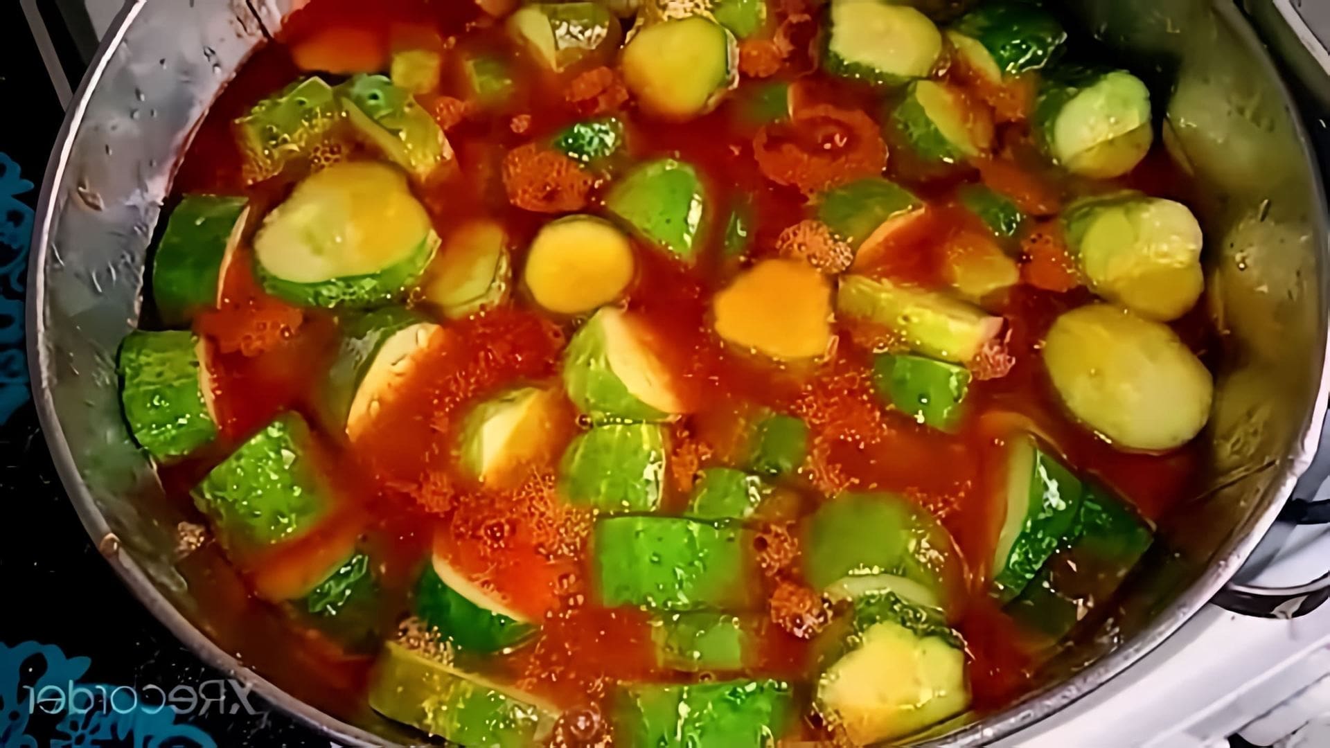 В этом видео демонстрируется рецепт приготовления резаных огурцов в кетчупе "Чили"