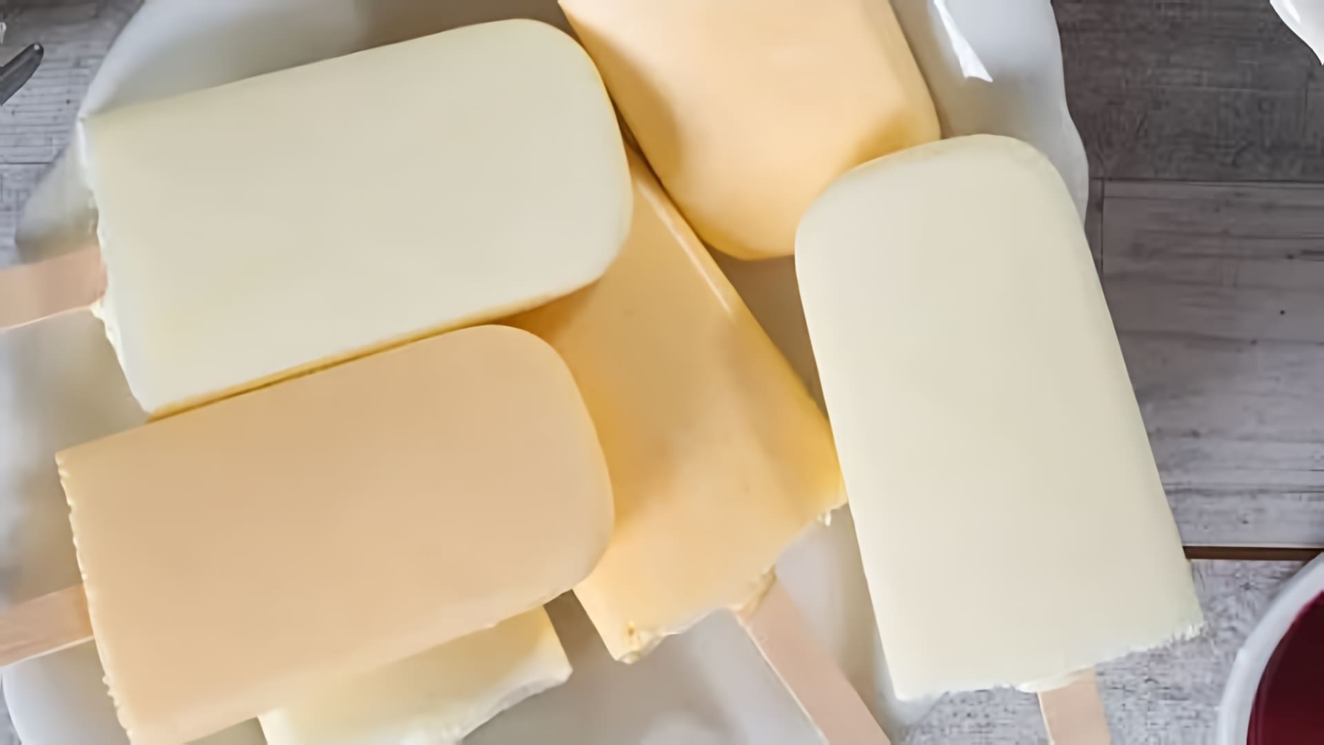 В этом видео-ролике рассказывается о том, как приготовить вкусное мороженое дома без использования яиц и сливок