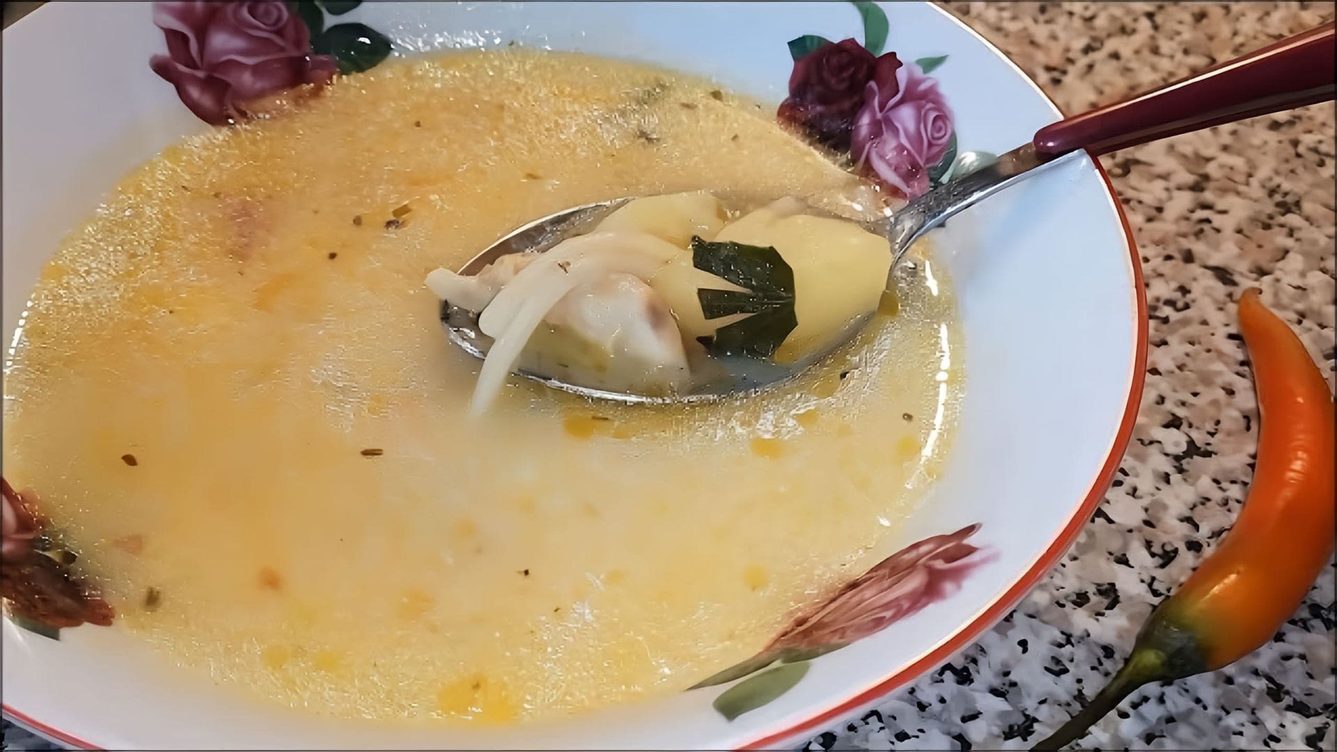В данном видео-ролике демонстрируется процесс приготовления куриного супа, который также известен как пилешка супа