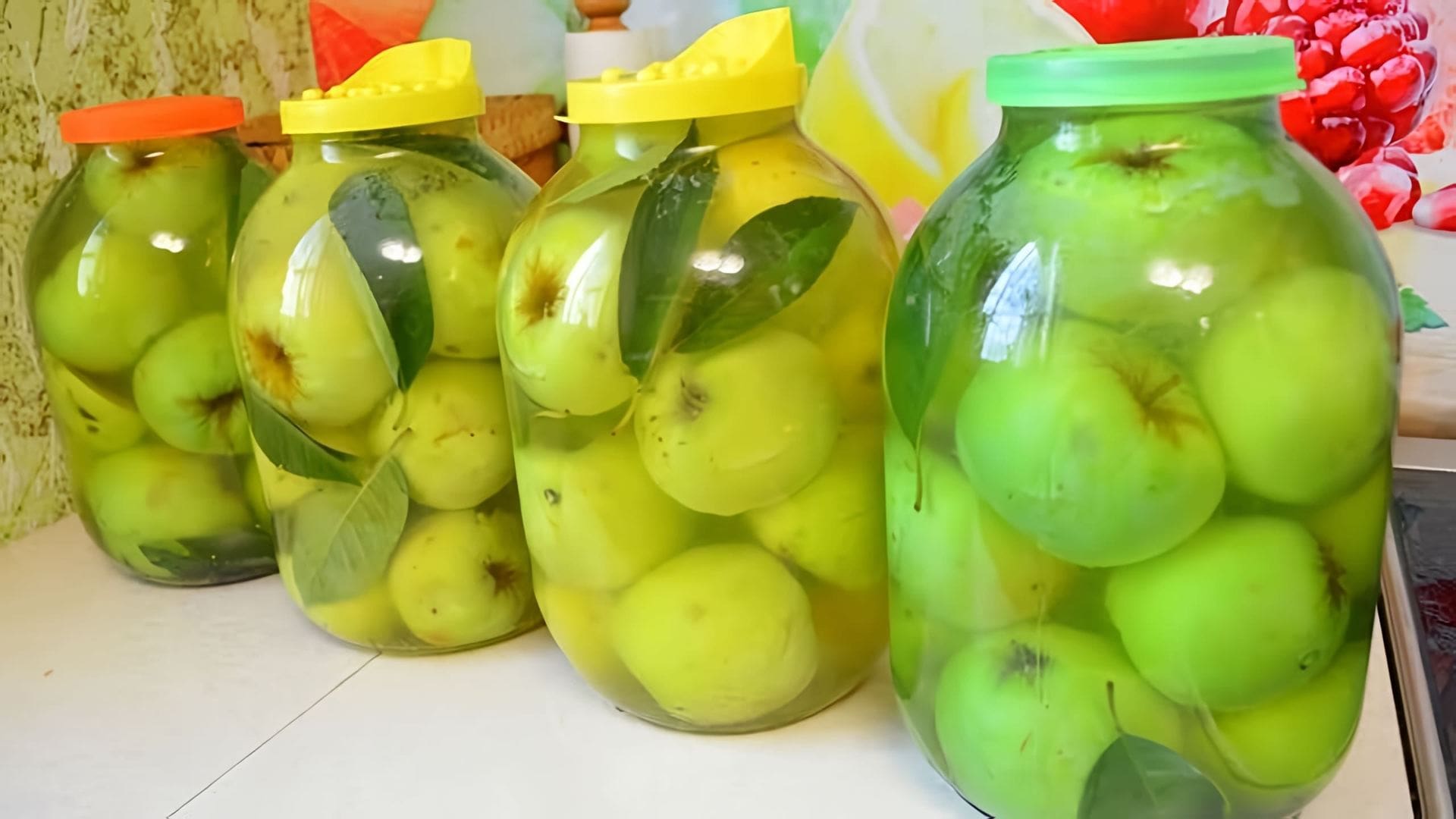 В данном видео демонстрируется процесс приготовления моченых яблок на зиму