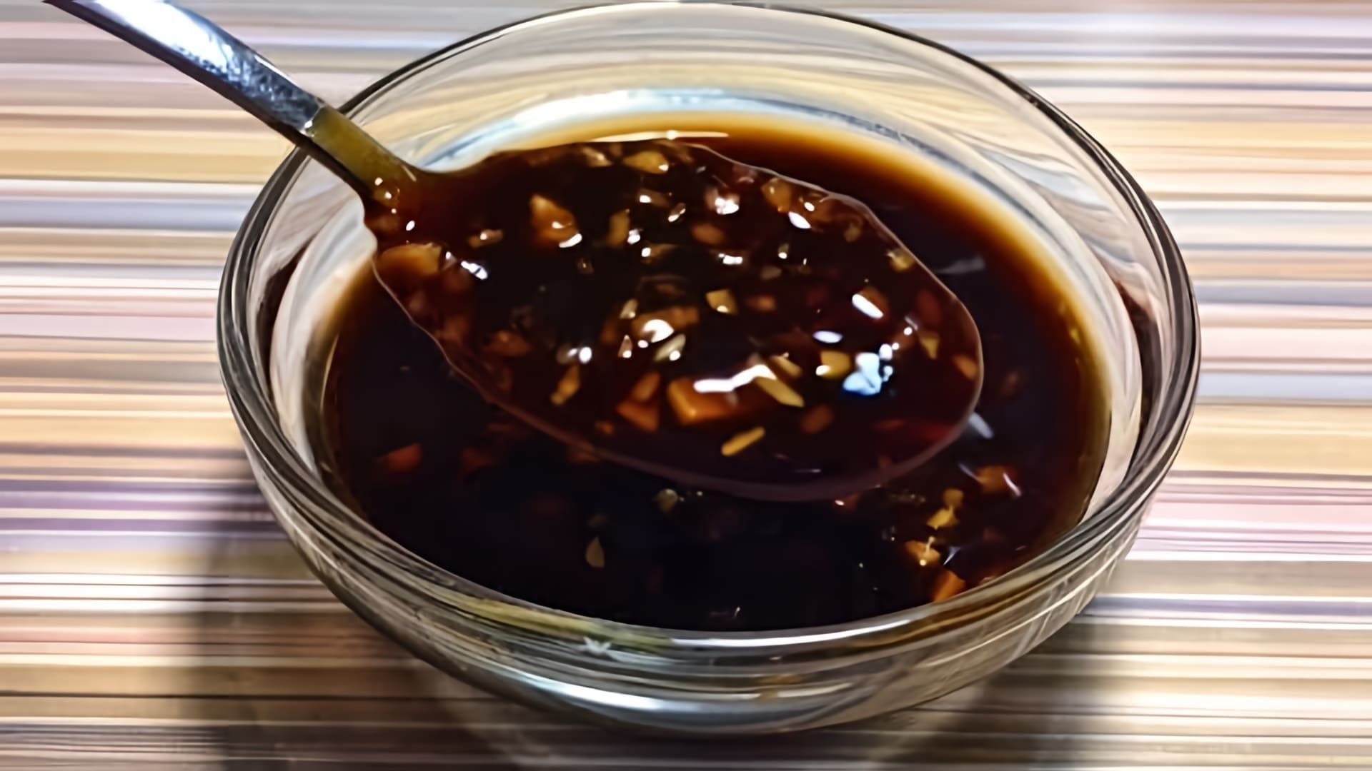 В этом видео-ролике будет показан рецепт приготовления острого китайского соуса, который является очень вкусным и популярным