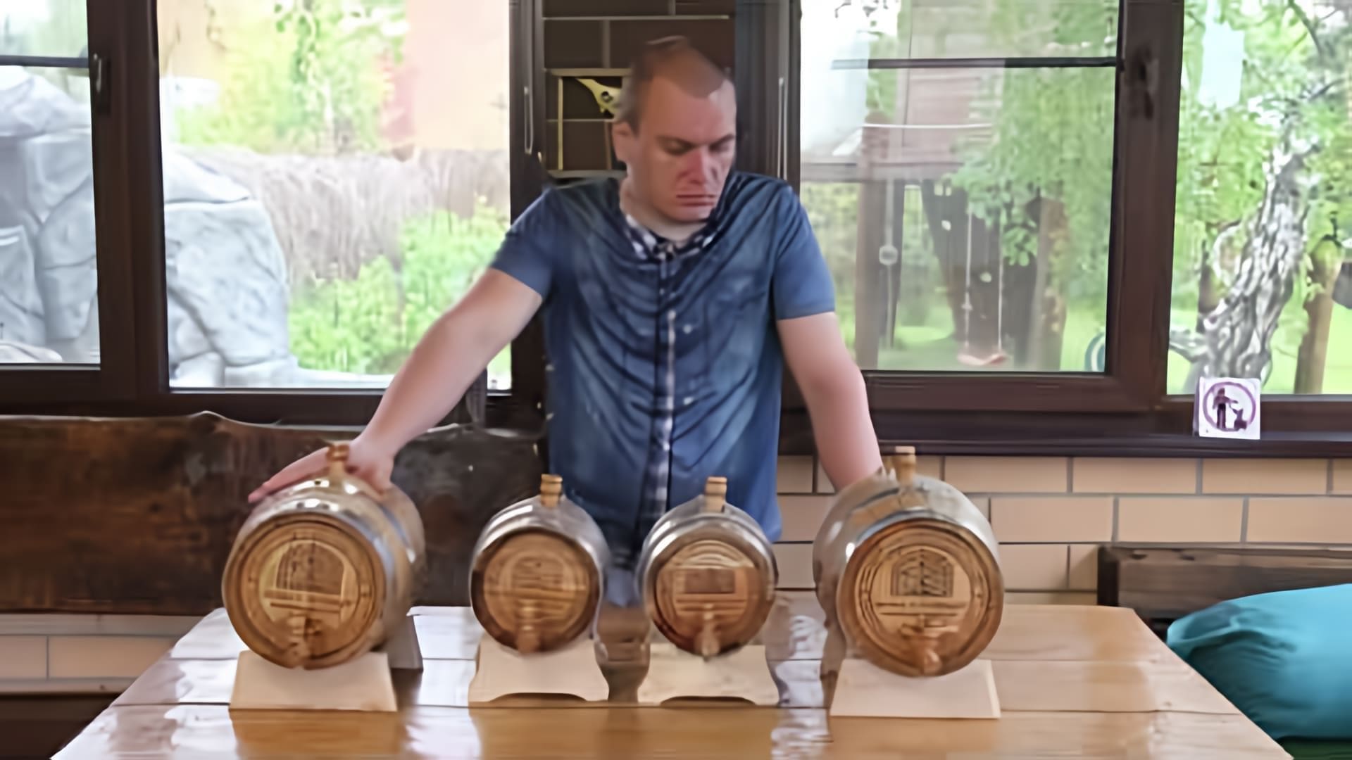 В этом видео рассказывается о процессе подготовки бочек из колотого дуба для настаивания крепких алкогольных напитков, таких как виски, коньяк и ром