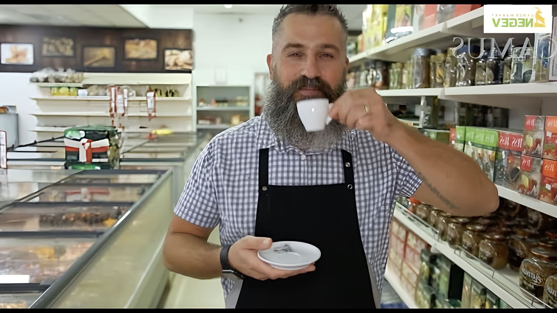 В данном видео рассказывается о двух секретах приготовления кофе с коньяком