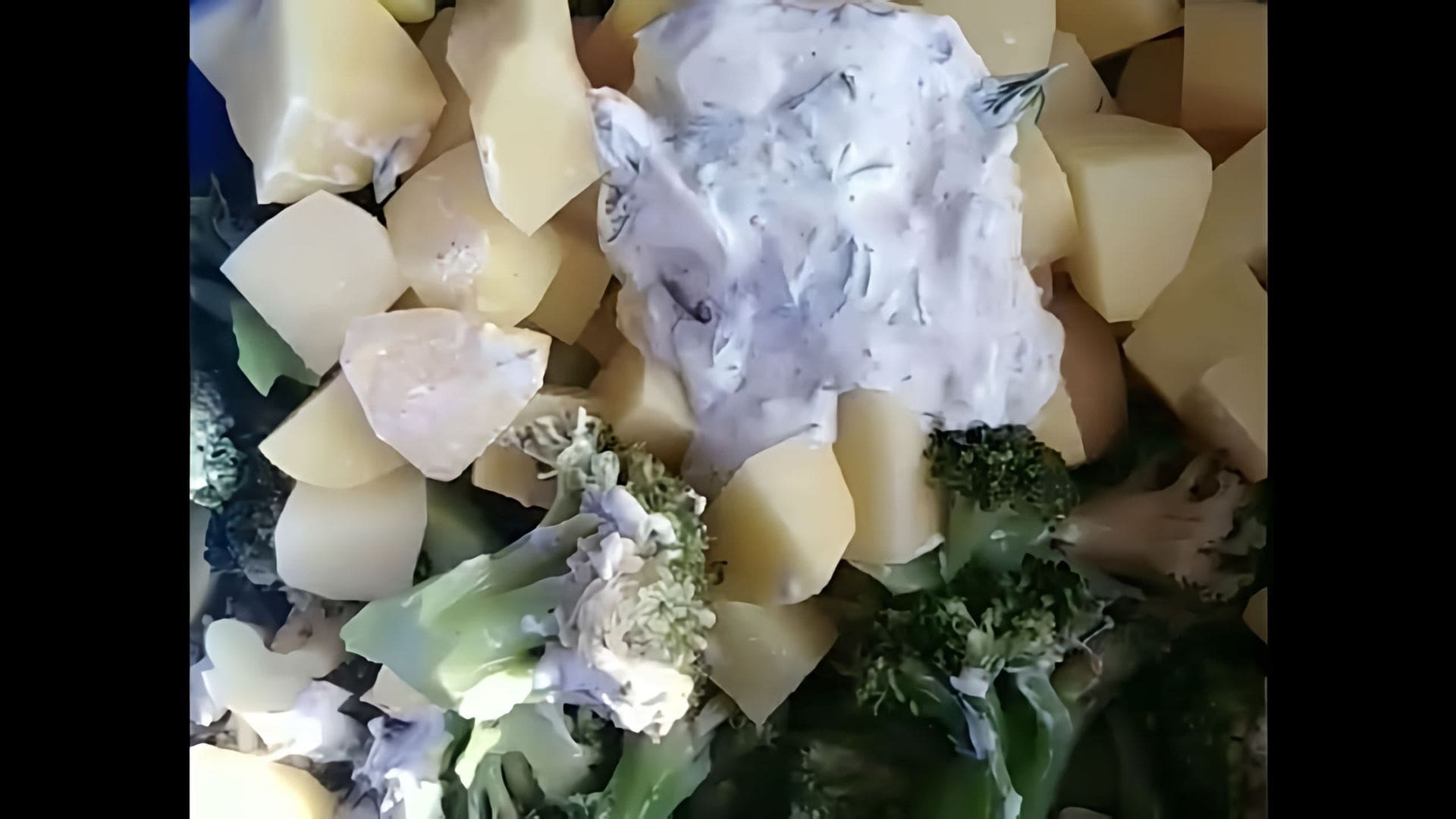 В этом видео-ролике показан процесс приготовления запеченной картошки в сметане с брокколи и сыром в духовке