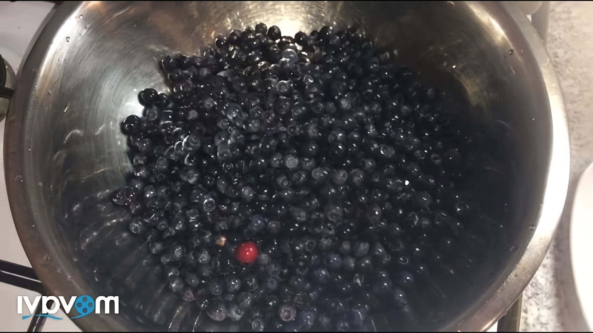 В данном видео демонстрируется процесс приготовления варенья из черники по четвертому способу