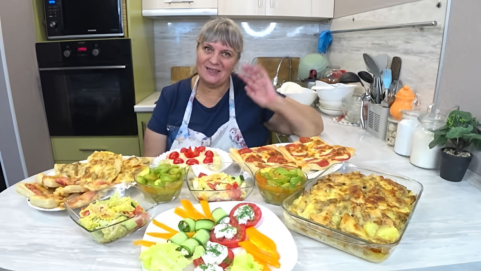 В данном видео представлен новогодний стол, который можно приготовить за 1,700 рублей