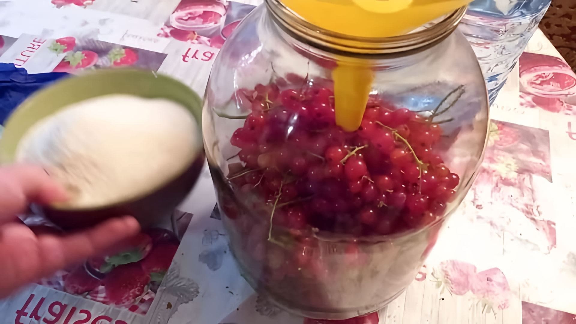 В этом видео представлен простой рецепт домашнего вина из смородины