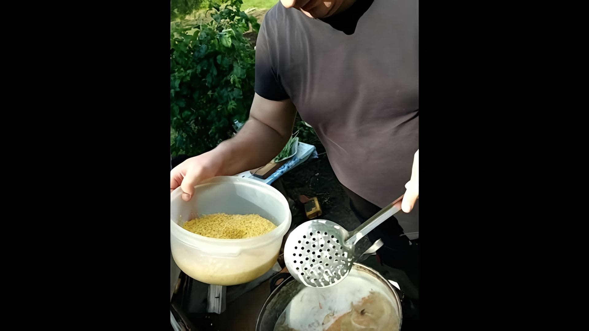 В этом видео демонстрируется процесс приготовления пшенной каши с тушенкой в казане