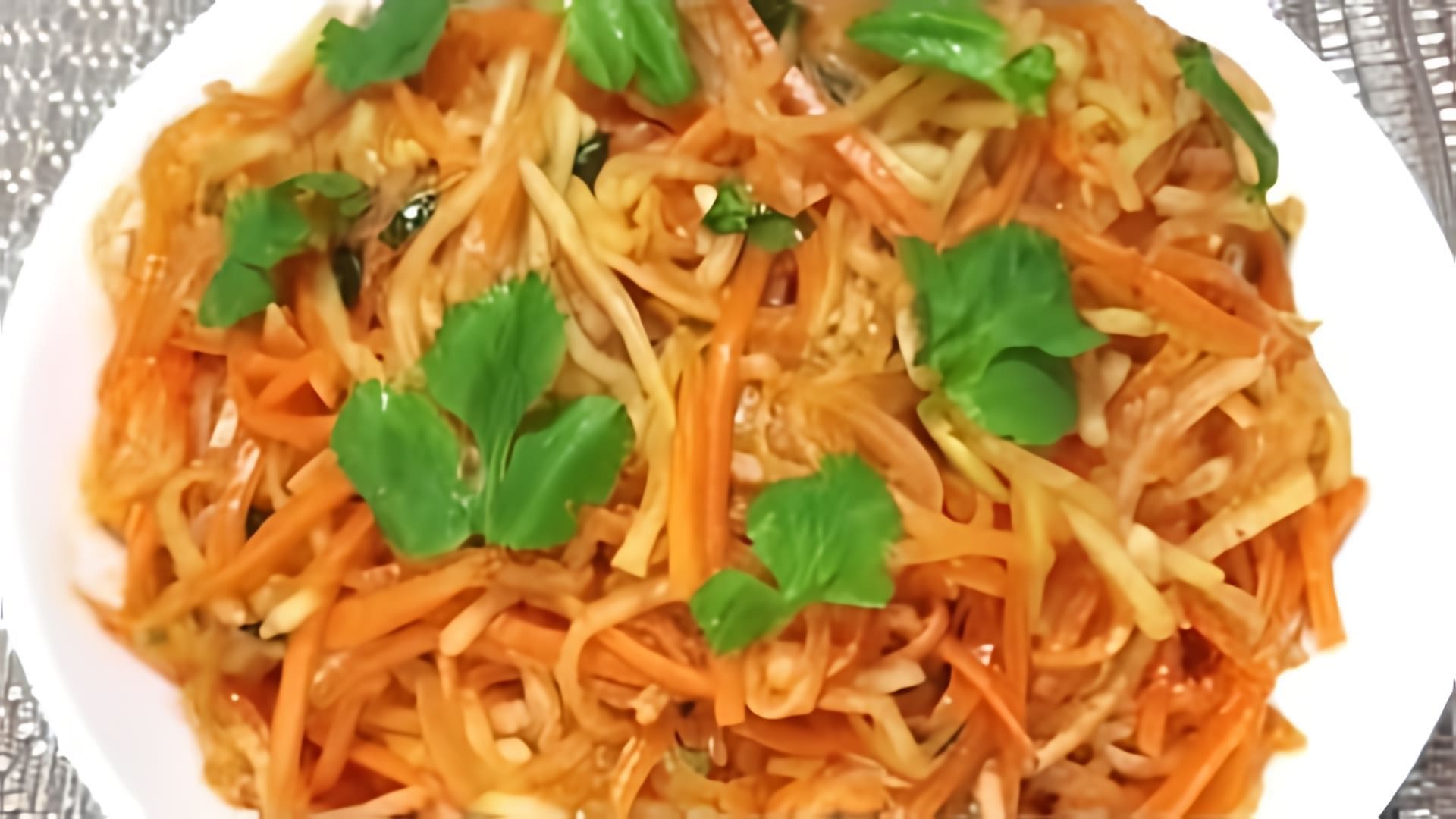 В этом видео демонстрируется рецепт приготовления вкусного салата из редьки и моркови по-корейски