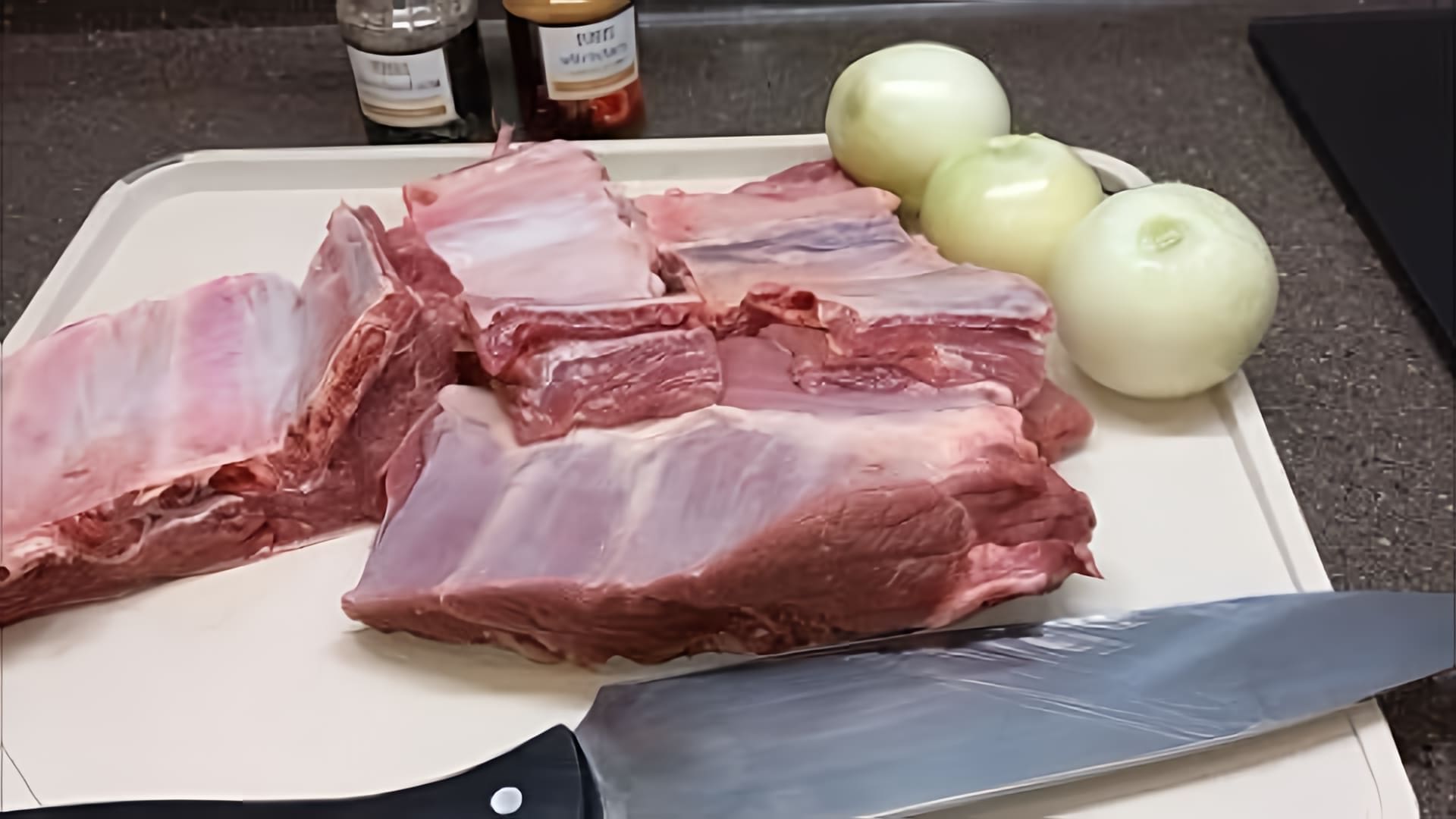 В этом видео-ролике вы увидите, как приготовить нежнейшие говяжьи ребрышки в духовке