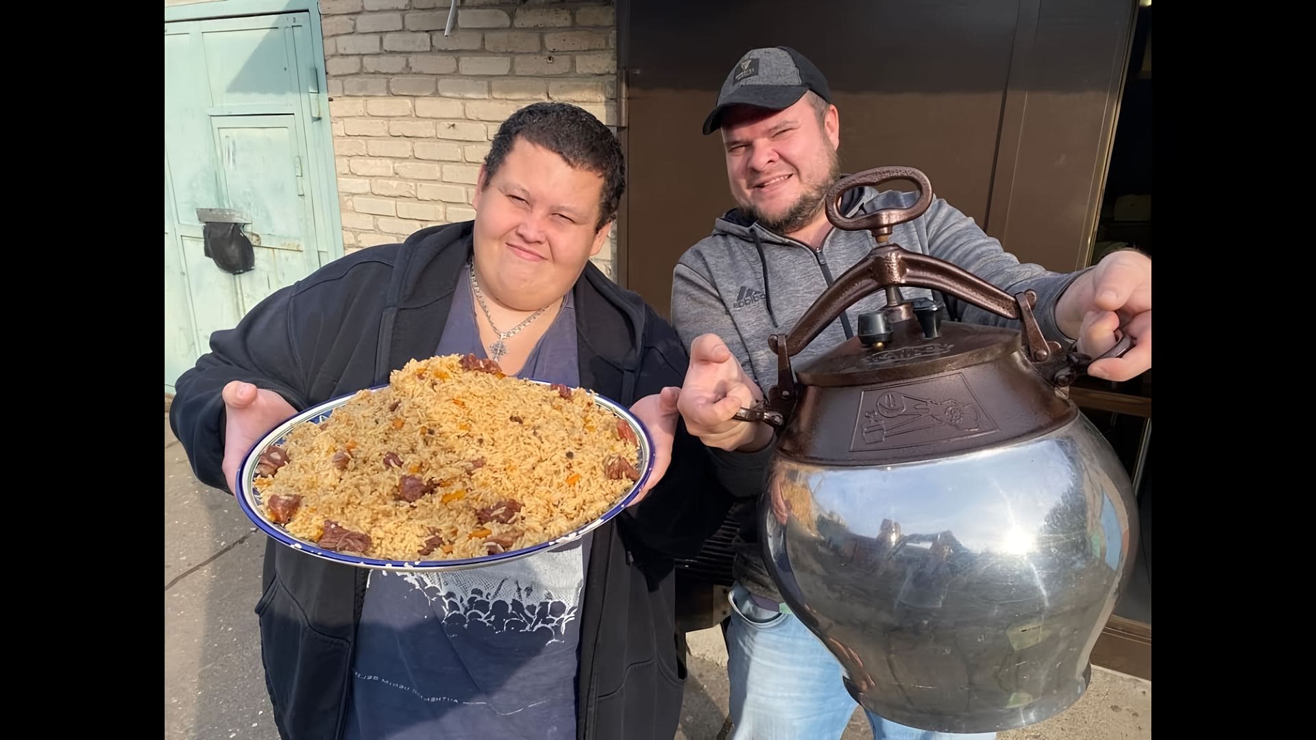 Плов в афганском казане. Афганский казан готовка. Афганский плов Екатеринбург. Плов в афганском казане видео.