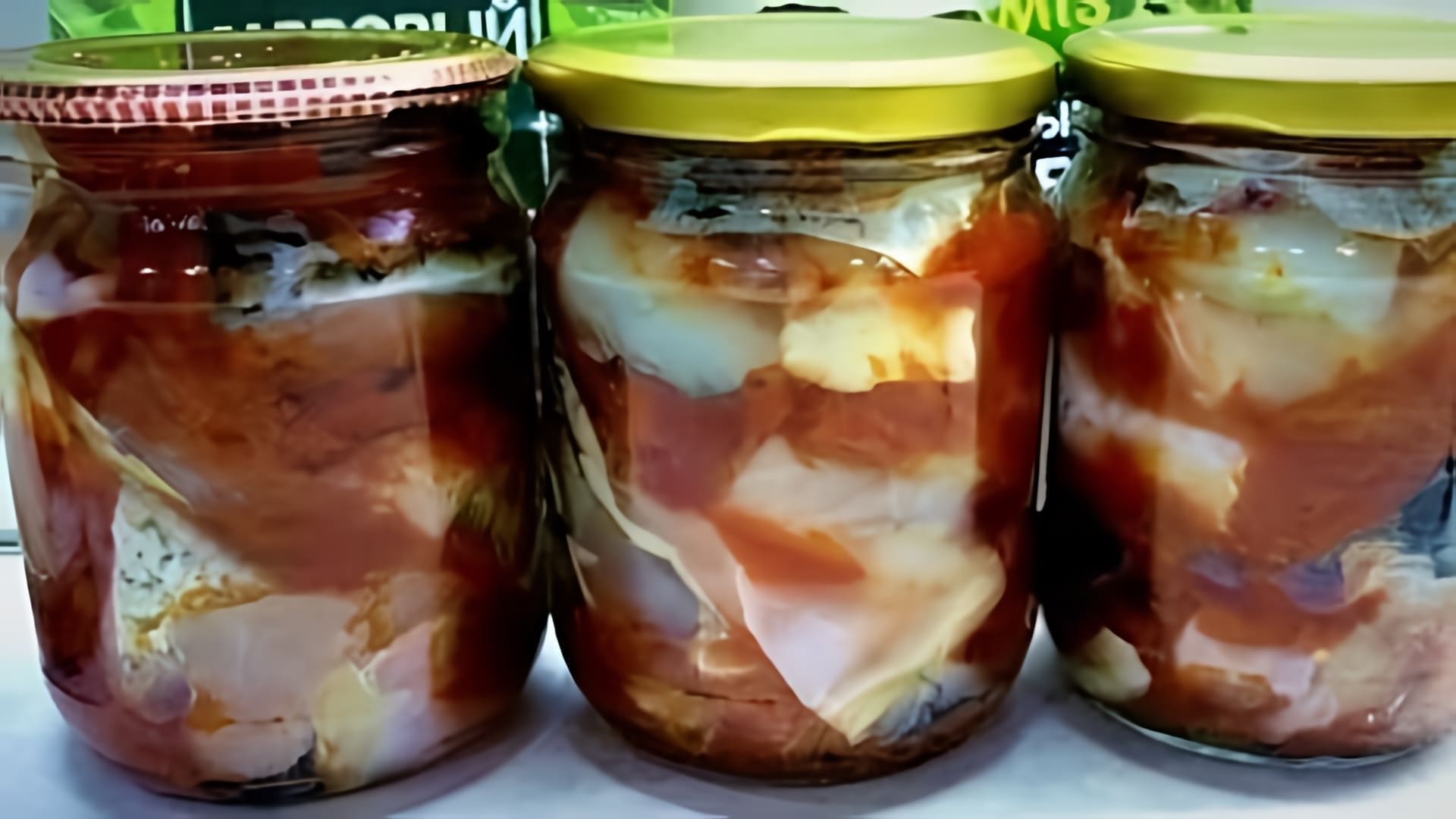 В данном видео демонстрируется процесс приготовления домашних консервов из горбуши в томатном соусе