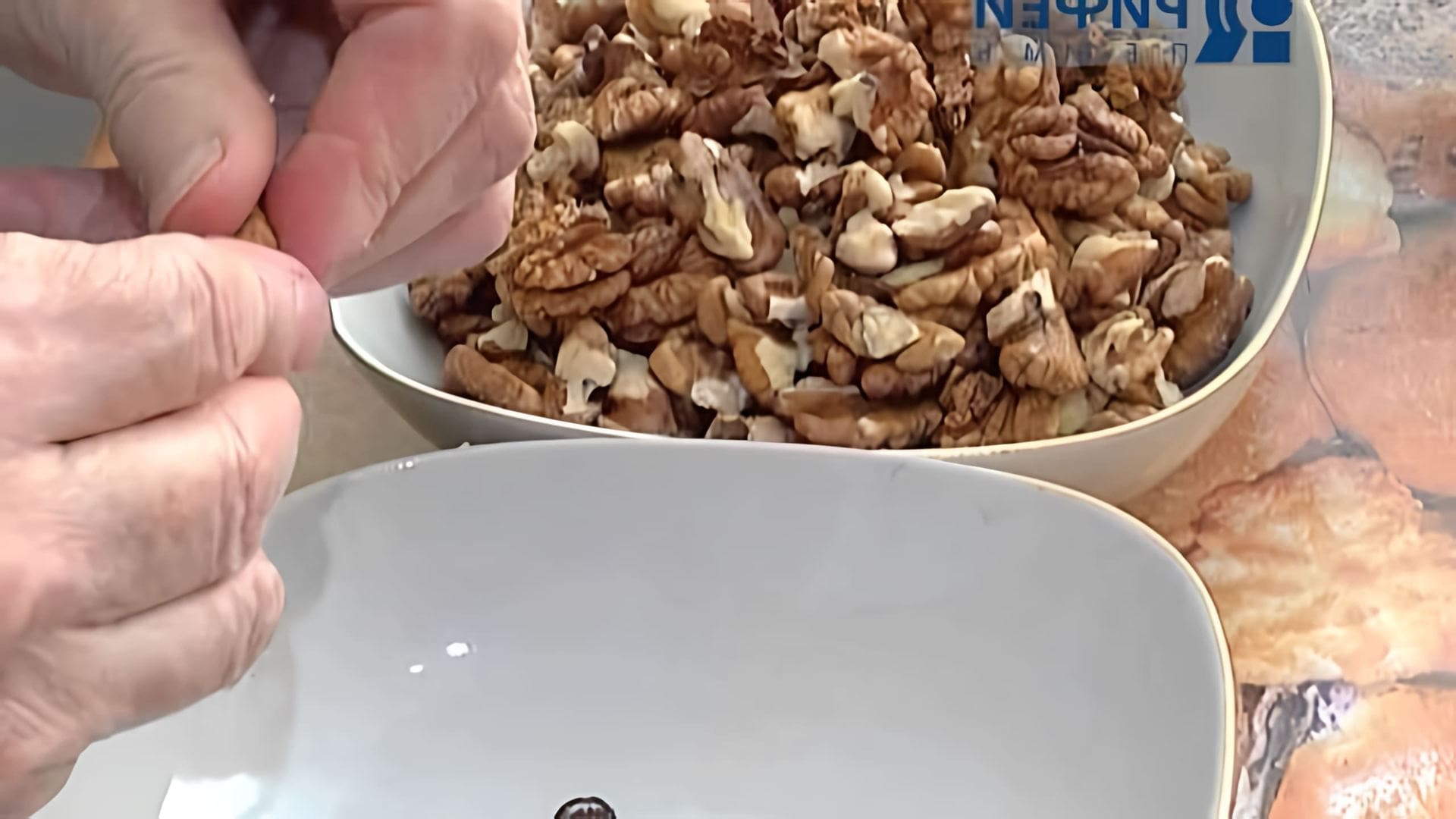 В этом видео бабушка Валентина Николаевна Пахарь показывает, как приготовить варенье из нектаринов с грецкими орехами на зиму