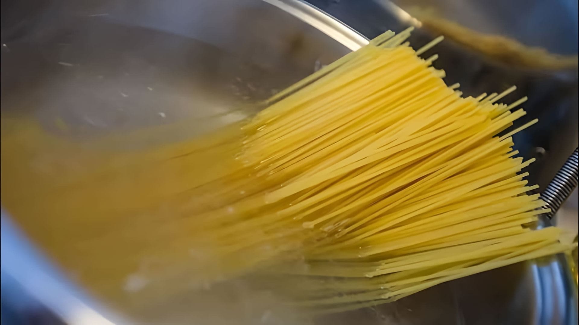 В данном видео демонстрируется процесс приготовления макарон