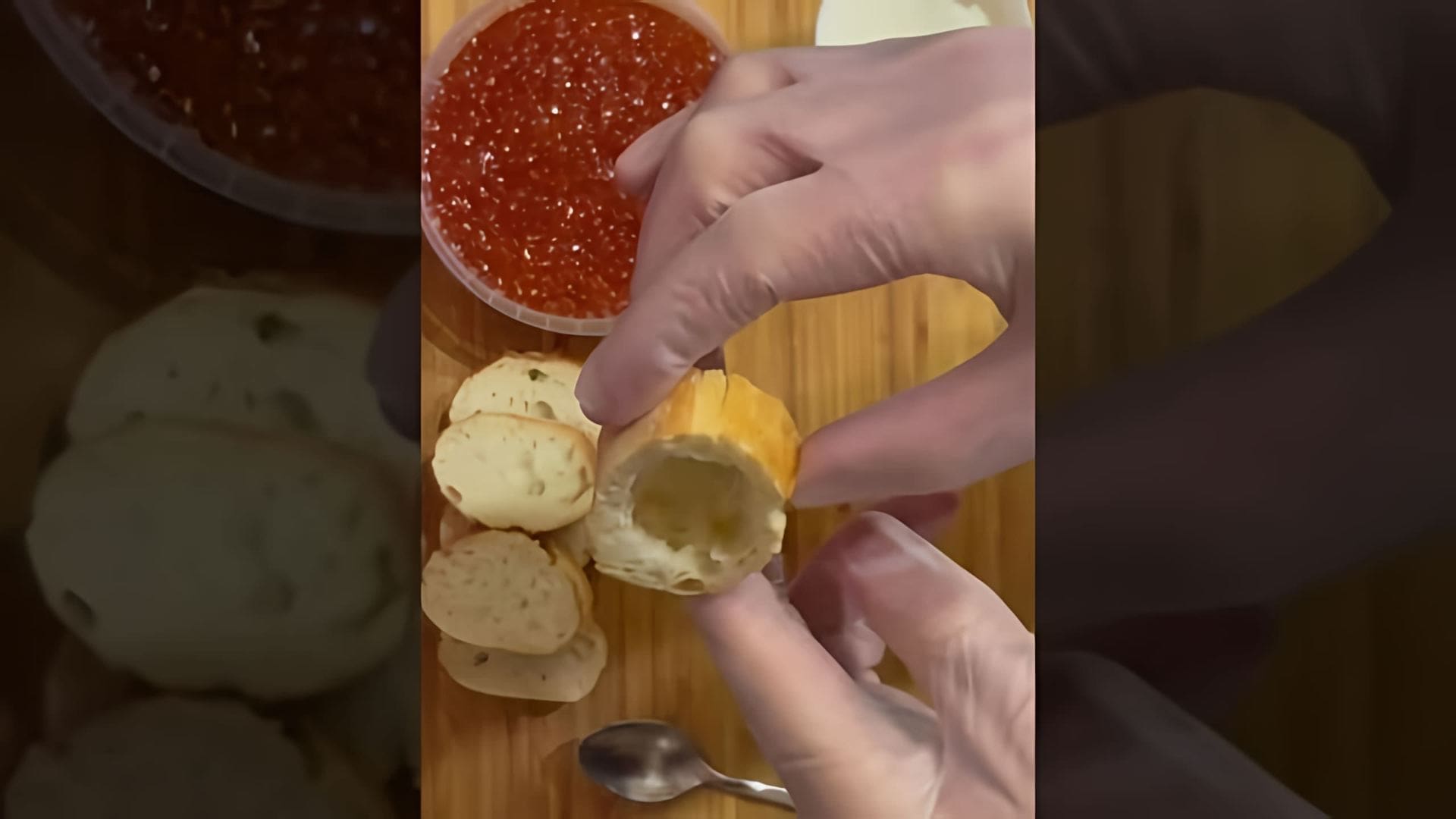 В этом видео-ролике показан процесс приготовления бутербродов с икрой