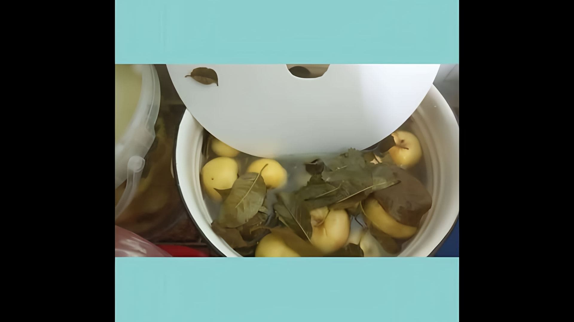 В этом видео автор рассказывает о процессе приготовления моченых яблок