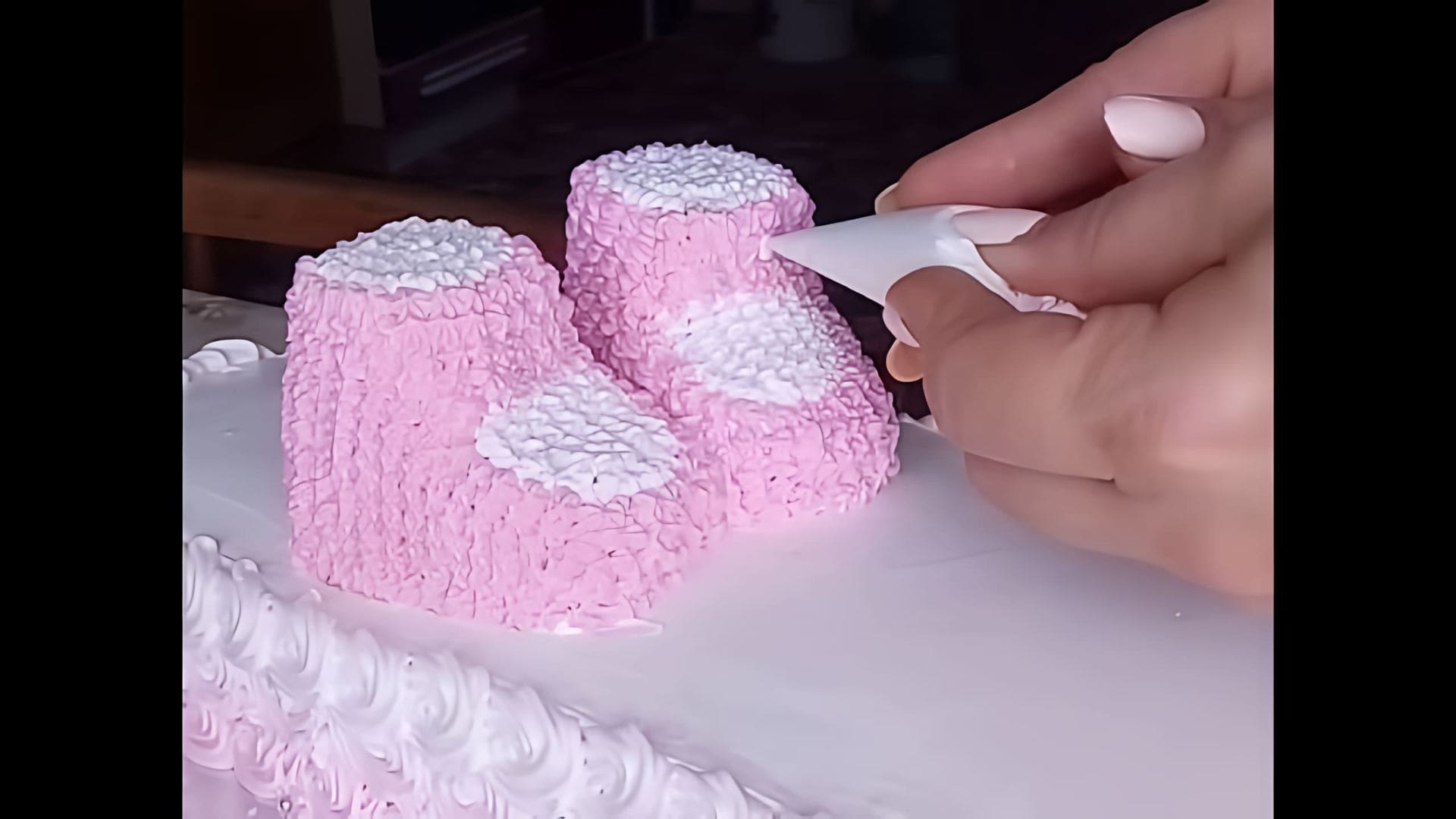 В этом видео-ролике мы видим, как готовят торт для девочки на ее первый день рождения
