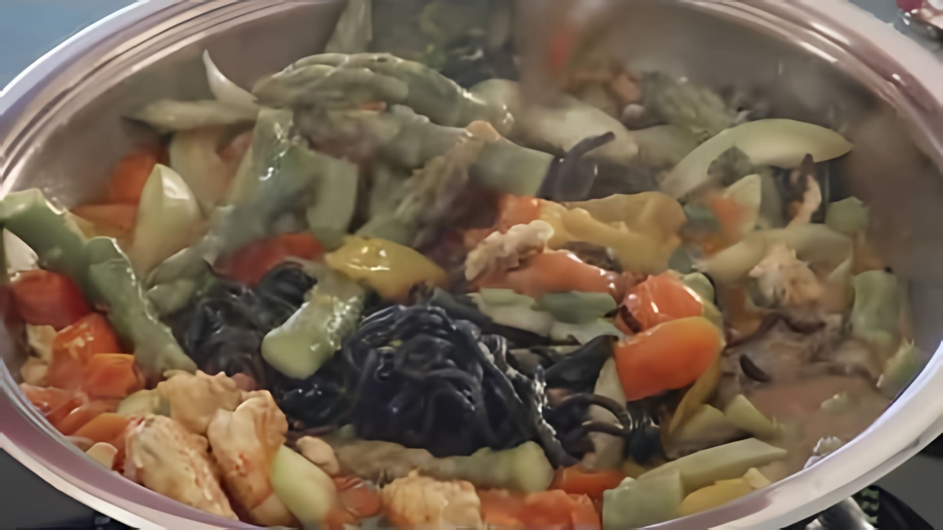 В этом видео-ролике мы увидим процесс приготовления вкусного итальянского блюда - черной пасты лингвини с креветками