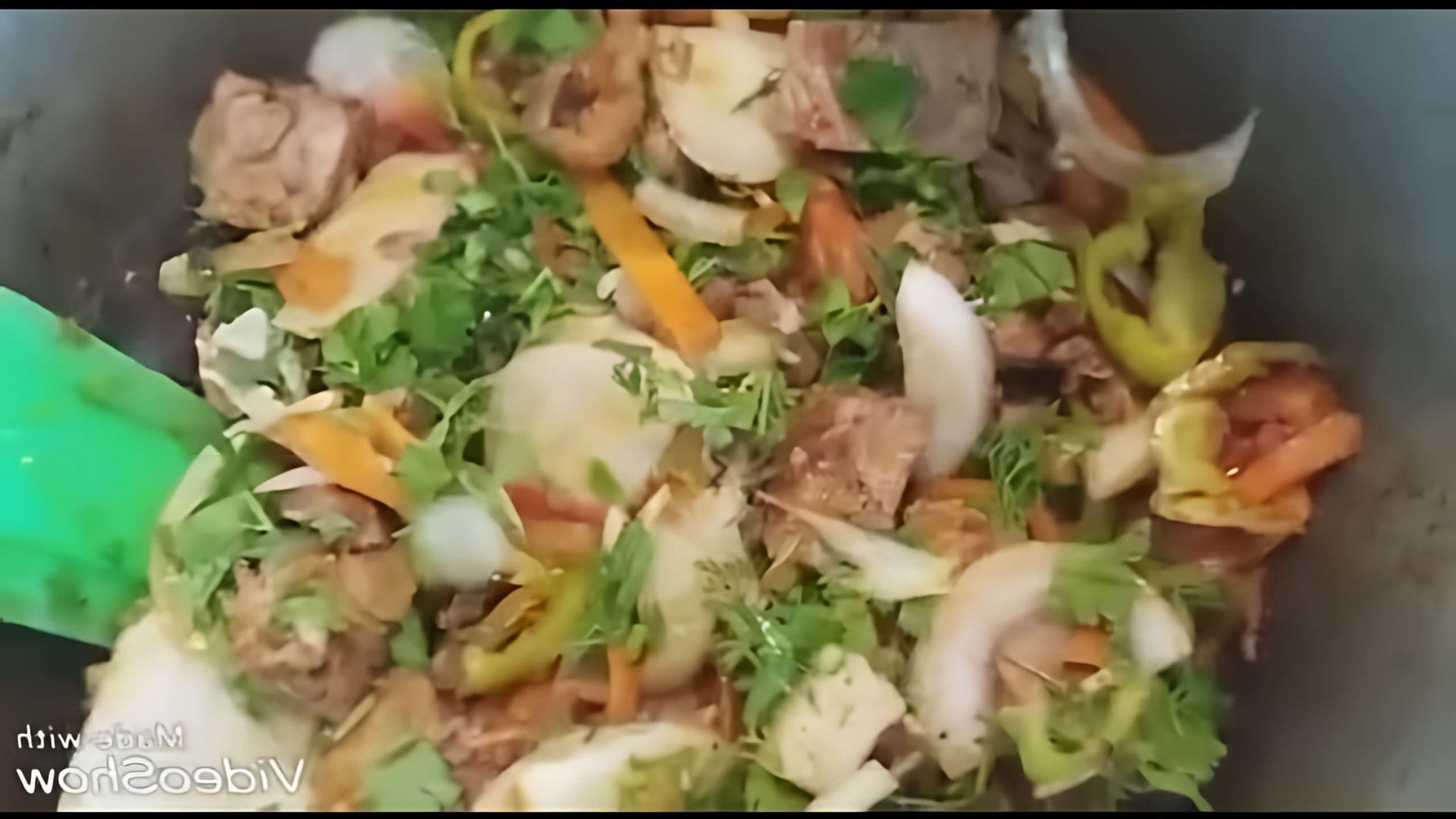 В этом видео демонстрируется процесс приготовления блюда из вареного мяса