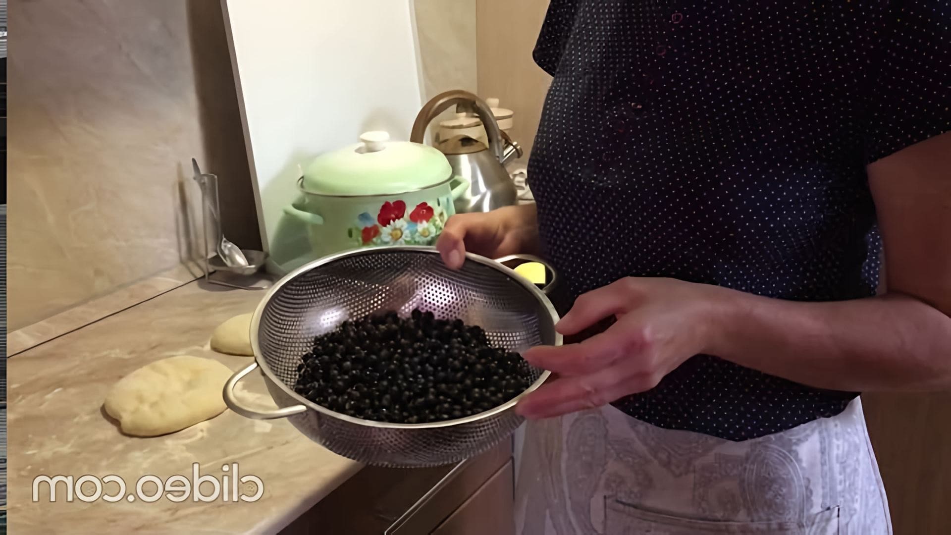 В этом видео демонстрируется процесс приготовления пирога с начинкой из вороняжки, традиционного блюда уральских казаков