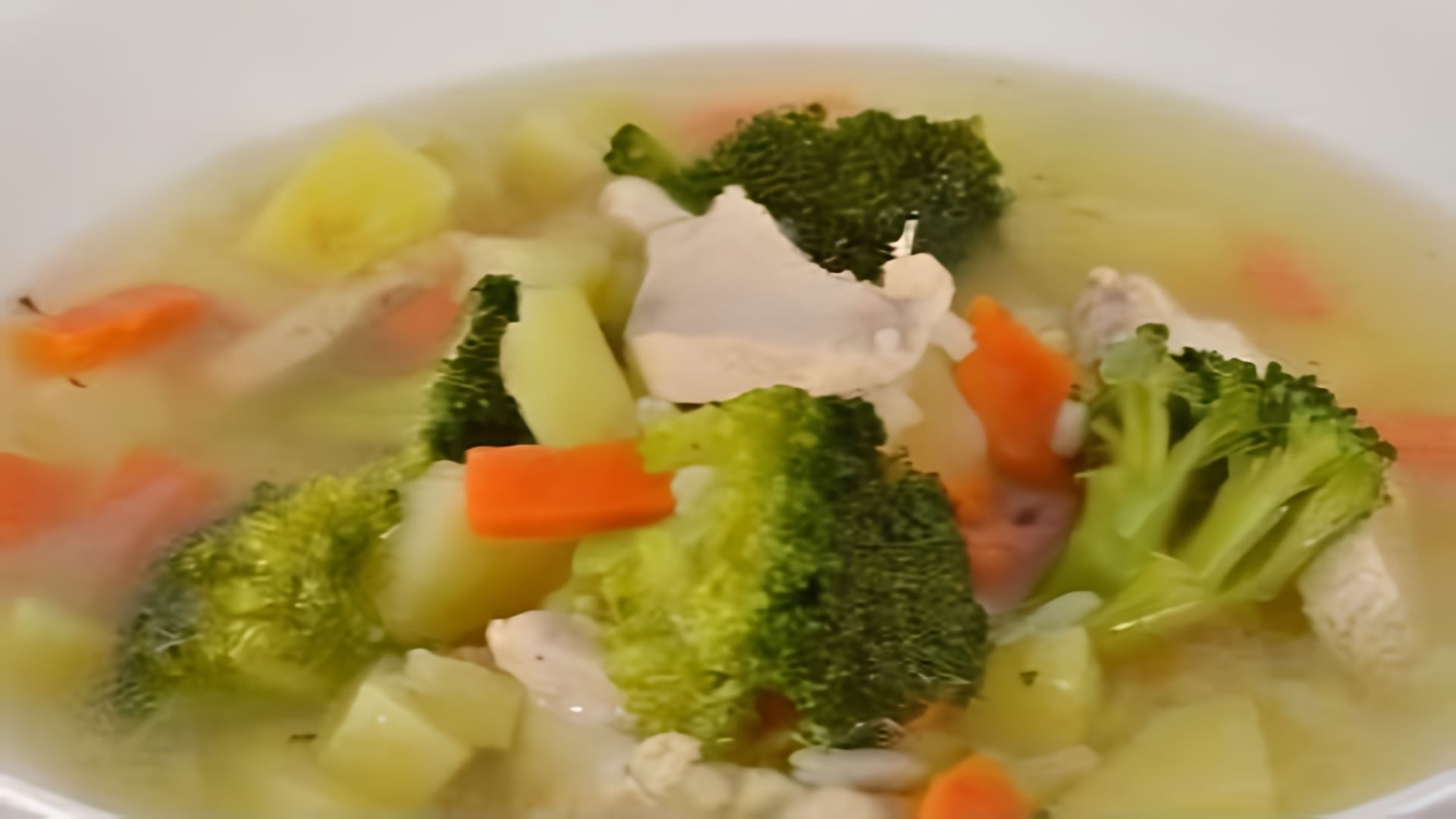 В этом видео демонстрируется процесс приготовления диетического супа с куриной грудкой и брокколи