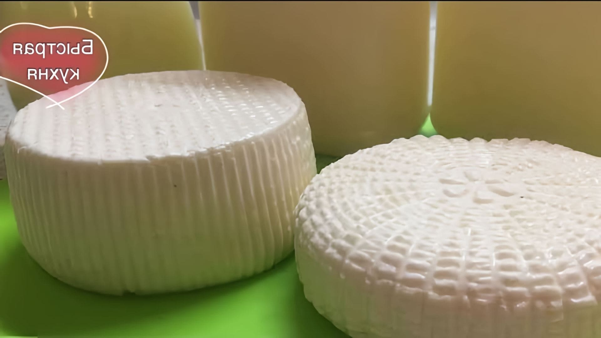В этом видео демонстрируется процесс приготовления домашнего сыра из цельного молока с использованием фермента от компании "Бак Здрав"
