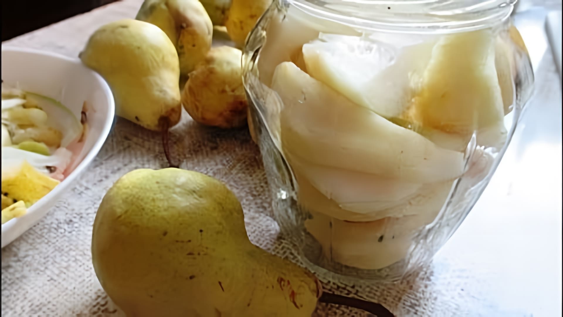 В этом видео демонстрируется простой и легкий рецепт приготовления груш в сиропе на зиму