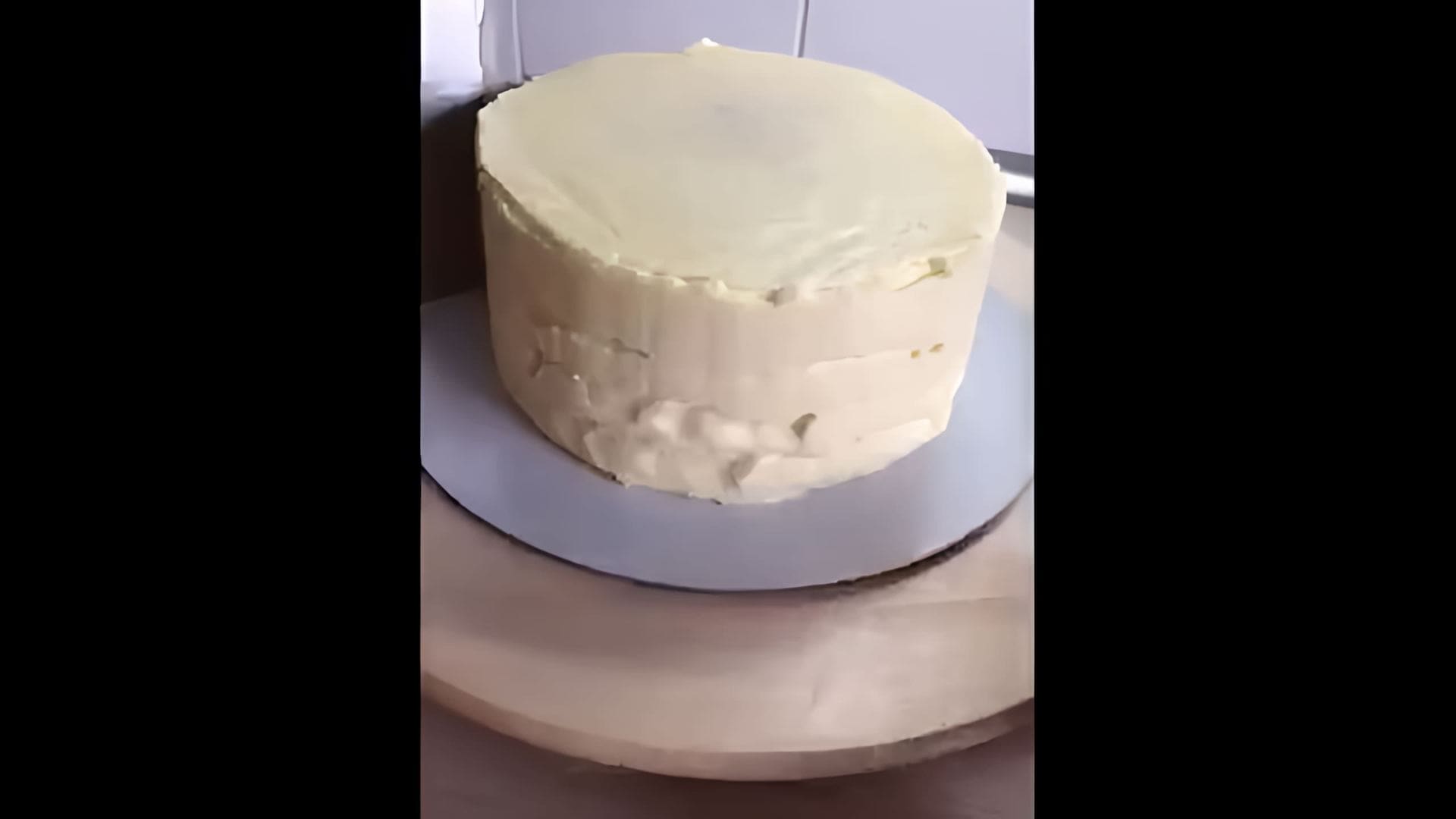 В этом видео-ролике будет показан процесс приготовления крема чиз на масле, а также покрытие и выравнивание торта