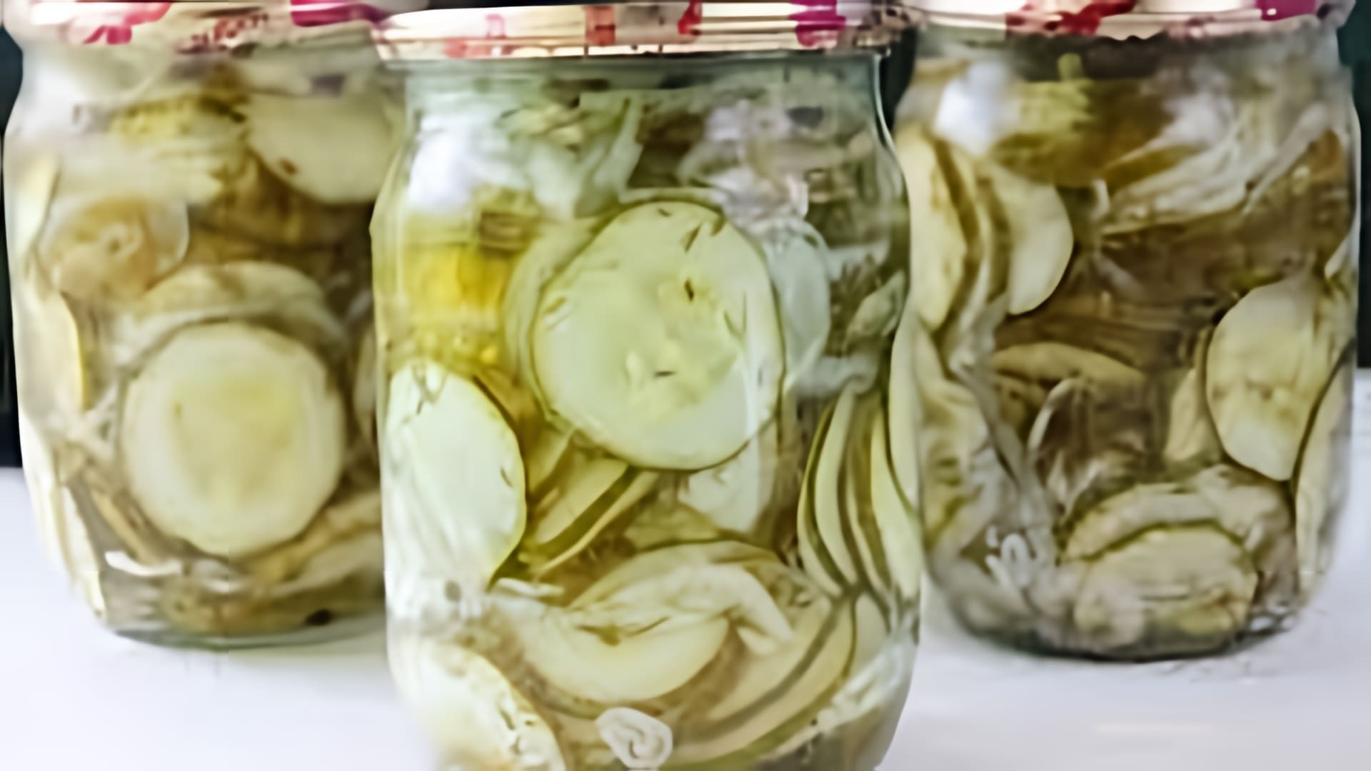 В этом видео демонстрируется процесс приготовления нежинского салата на зиму