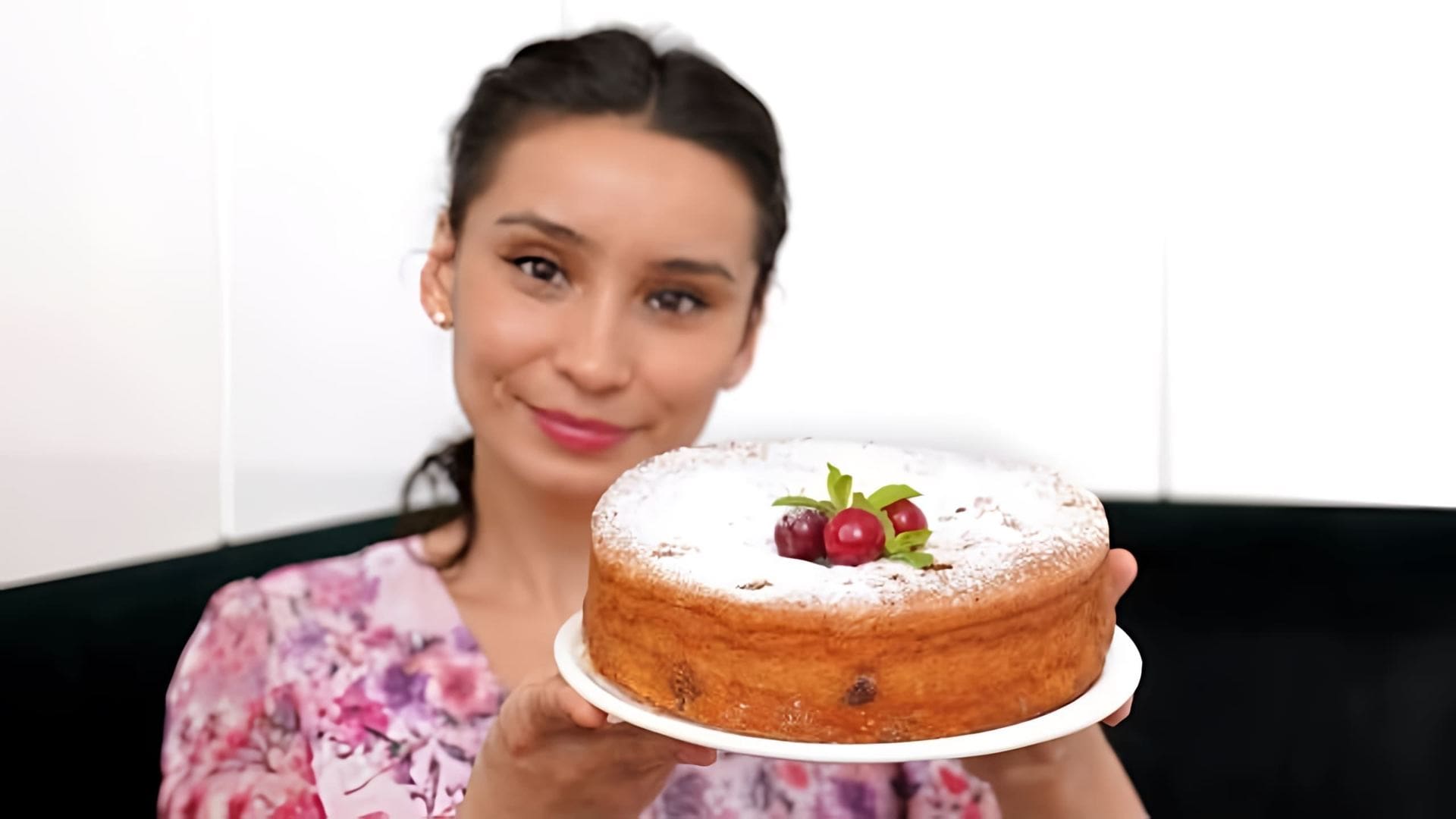 Видео как приготовить простой и вкусный ягодный пирог без использования молока или масла