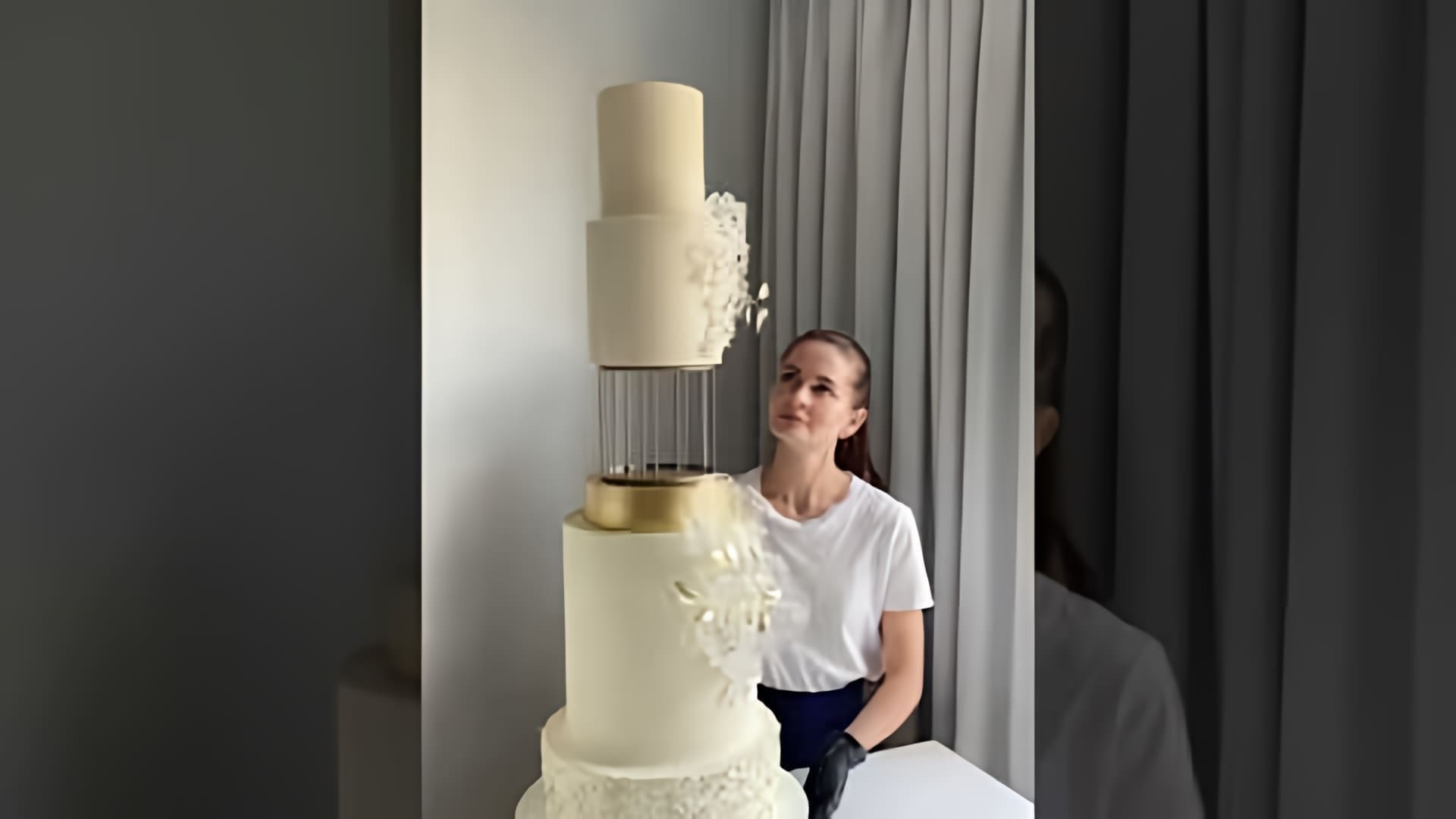 В этом видео рассказывается о 6-ярусном свадебном торте, который был показан в предыдущем видео