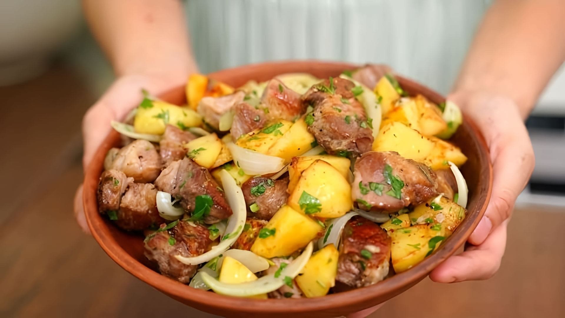 В этом видео демонстрируется рецепт приготовления вкусного блюда из мяса и картошки