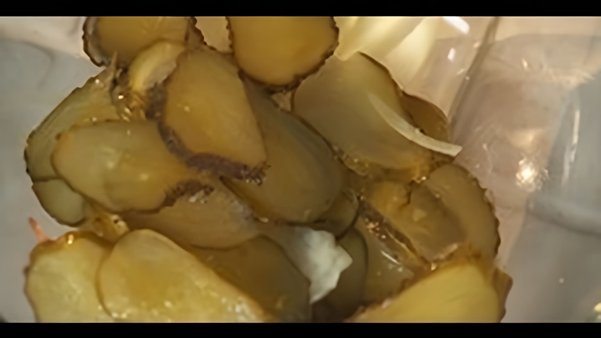 В данном видео шеф-повар Илья Лазерсон демонстрирует рецепт приготовления салата из соленых огурцов и репчатого лука к котлетам и мясу