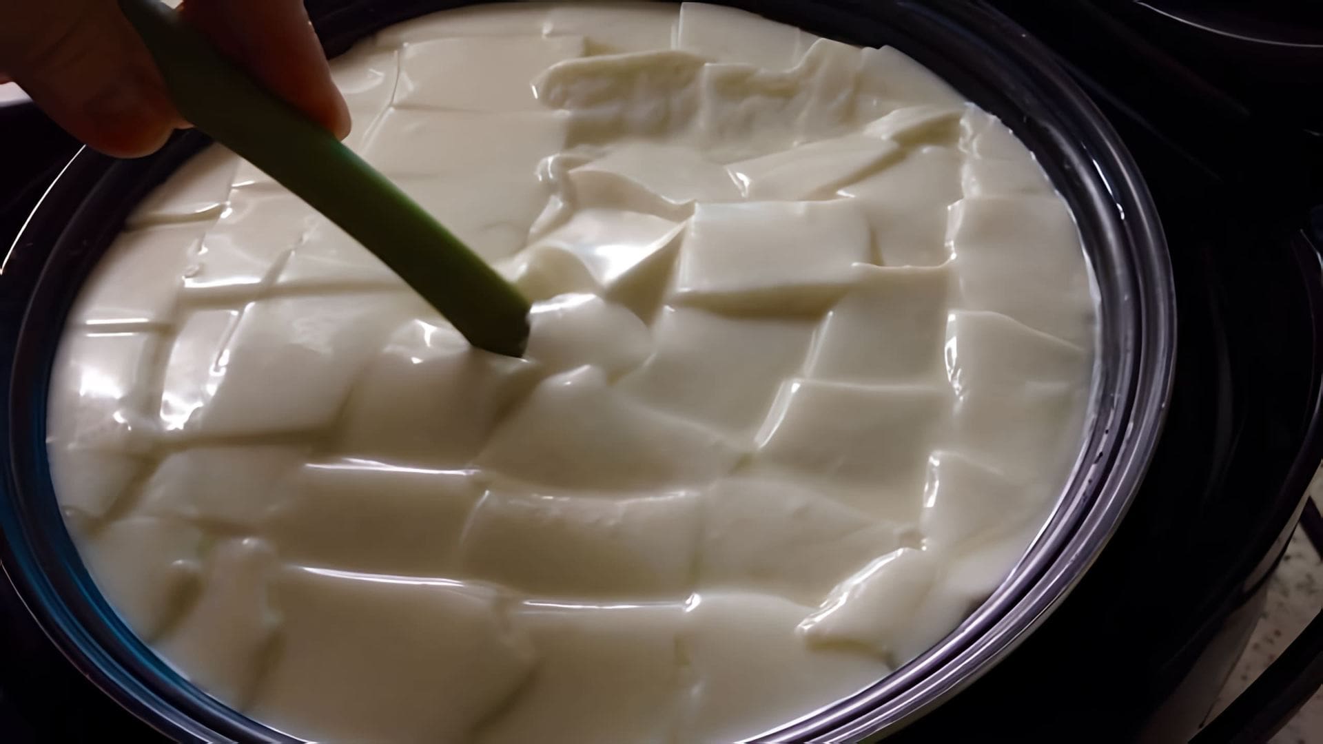 В этом видео рассказывается о том, как легко приготовить сыр дома