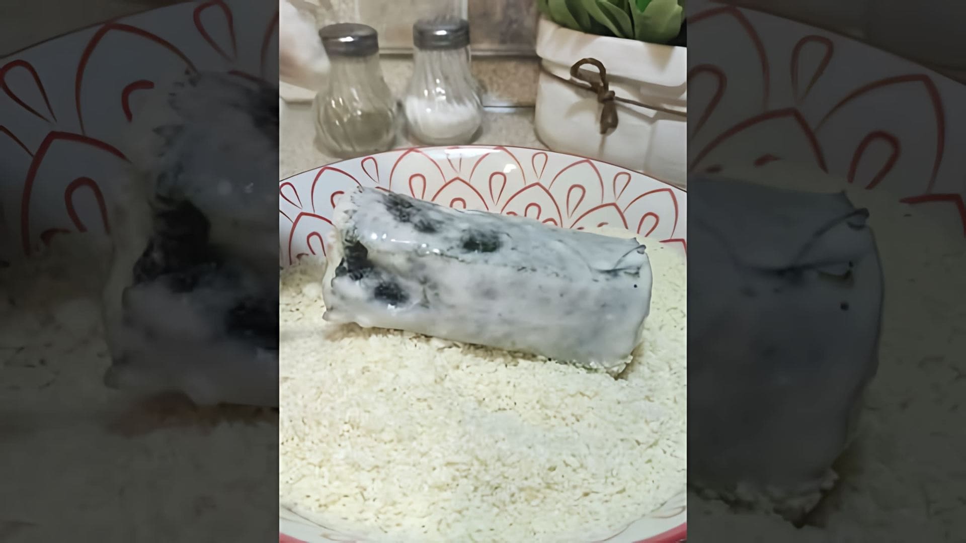 В этом видео демонстрируется процесс приготовления горячих роллов темпура с крабовой палочкой