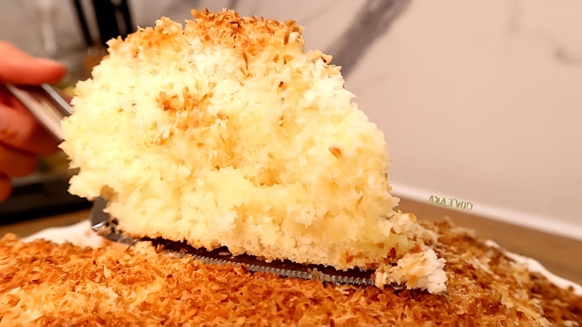 В этом видео демонстрируется процесс приготовления сочного кокосового пирога