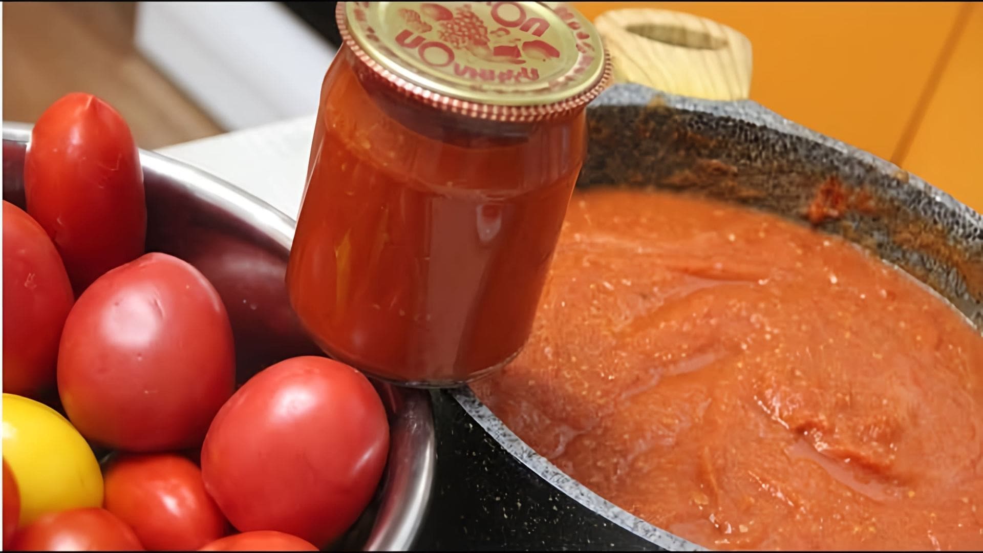 В этом видео демонстрируется простой рецепт заготовки томатной пасты на зиму