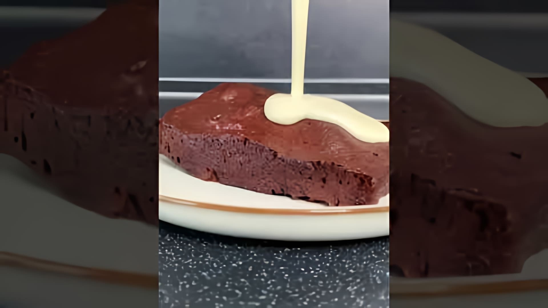 В этом видео демонстрируется, как приготовить десерт в микроволновке за 5 минут на работе