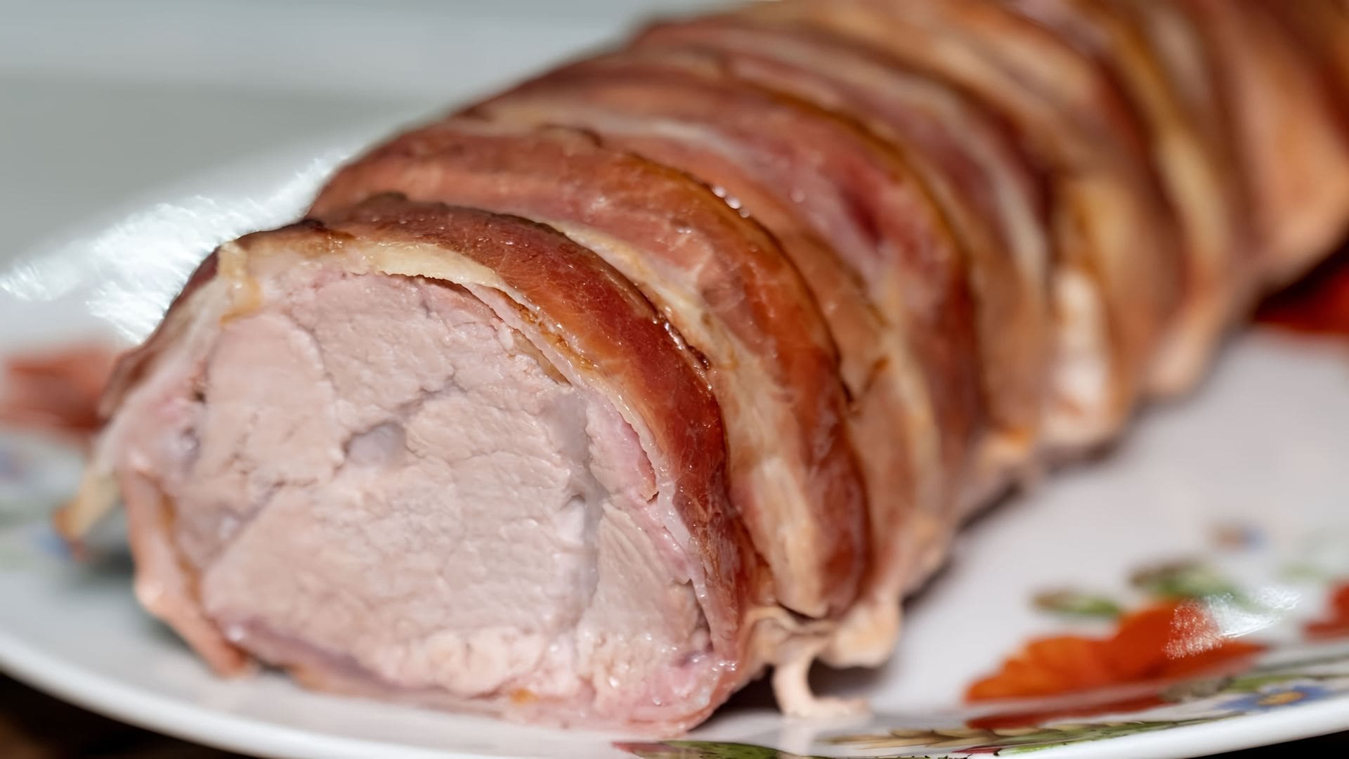 Свиная вырезка с яблоками. Вырезка в духовке. Свинина в беконе. Запечь свинину в беконе. Запечь свинину в беконе.