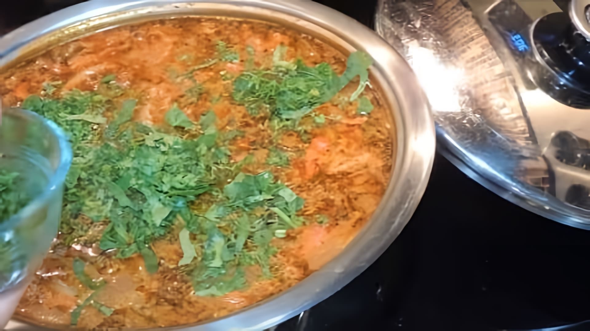 В данном видео демонстрируется процесс приготовления супа харчо из свинины с рисом