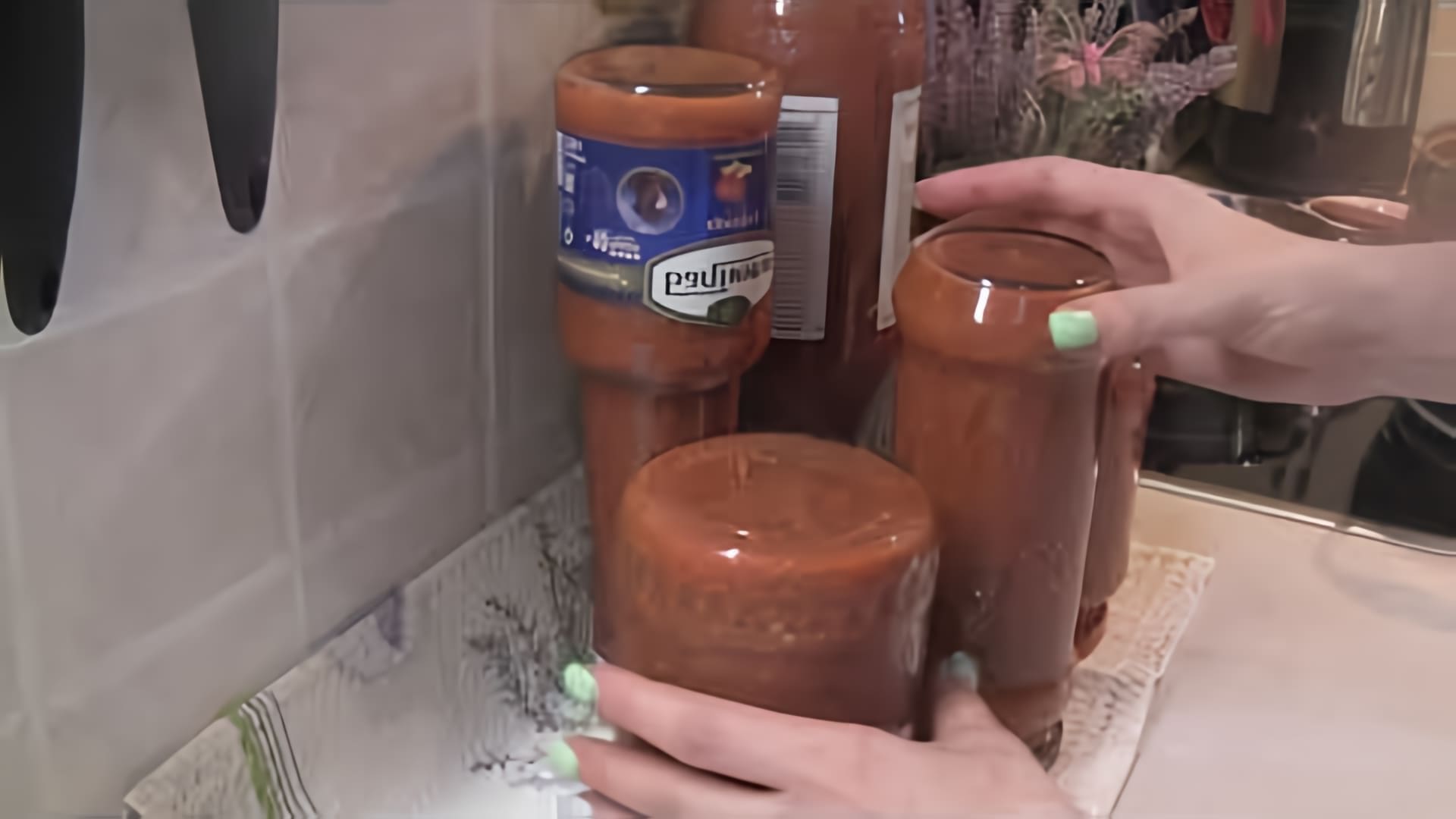В этом видео Наталья из Беларуси готовит кетчуп с прованскими травами