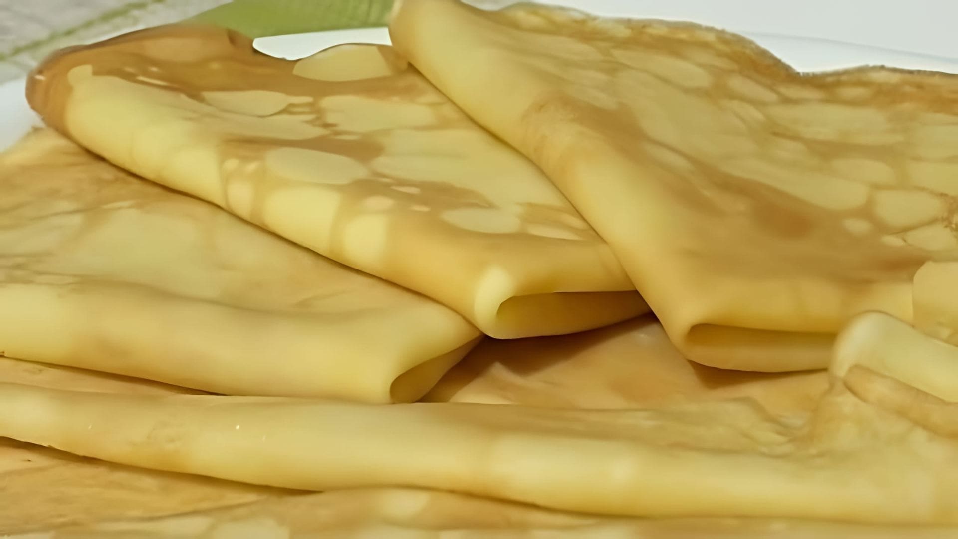 В этом видео демонстрируется процесс приготовления заварных блинчиков на молоке