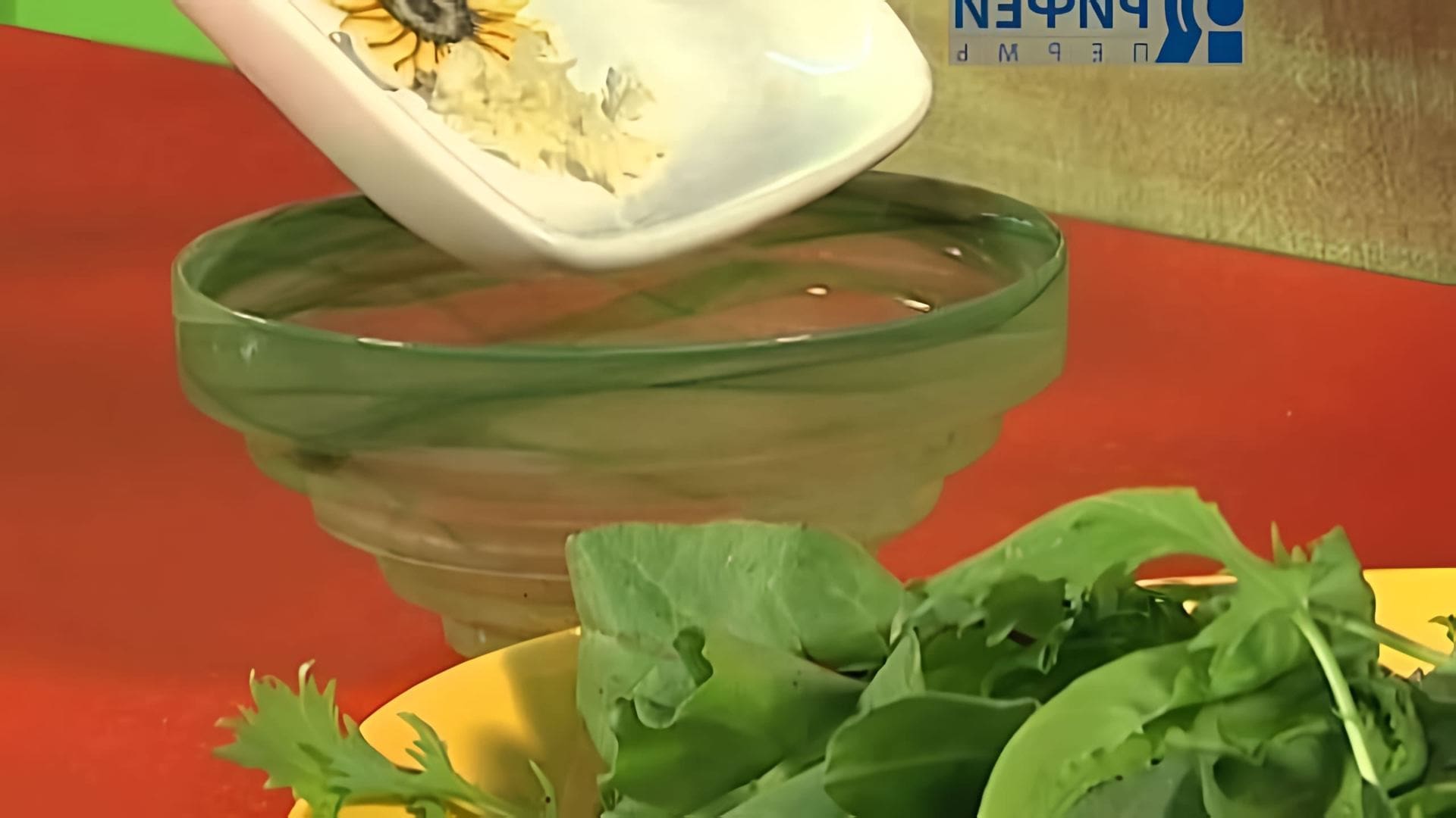В этом видео рассказывается о салате "Зеленый микс"