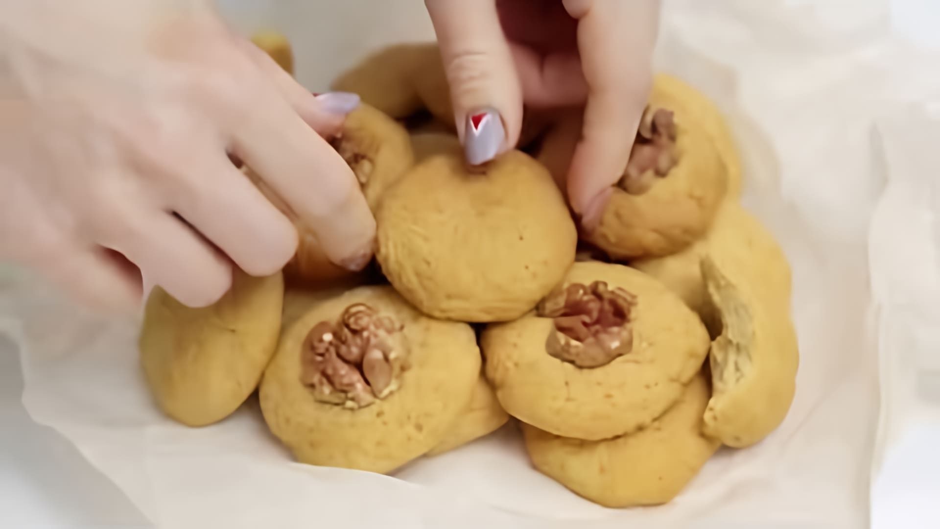 В этом видео демонстрируется процесс приготовления домашнего печенья с яблочным пюре