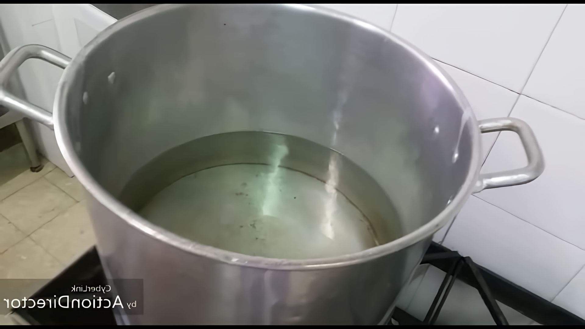 В этом видео-ролике показан процесс приготовления овощного супа с овсяной крупой