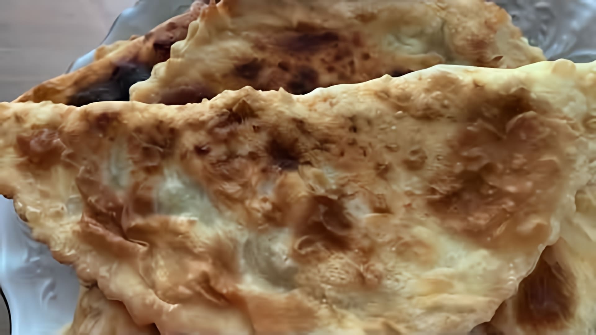 В этом видео демонстрируется процесс приготовления чебуреков с грибами и сыром