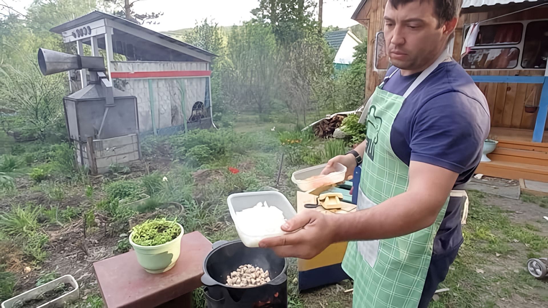 В этом видео демонстрируется процесс приготовления курицы с рисом и ананасом